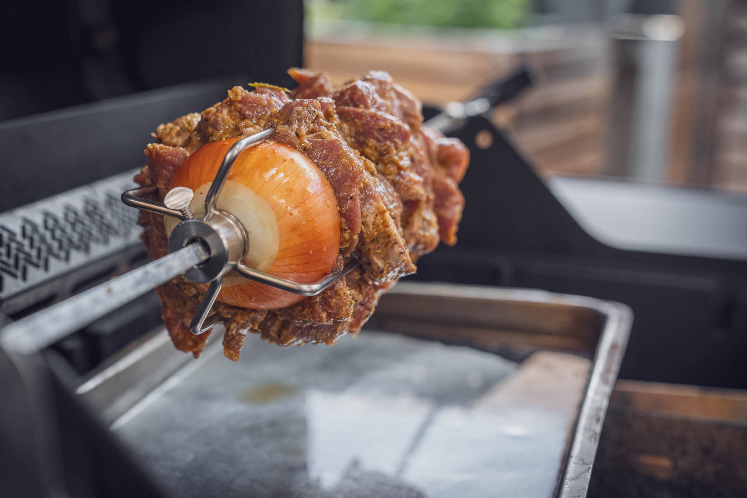 Ein Wasserbad steht unter dem Gyros vom Drehspieß