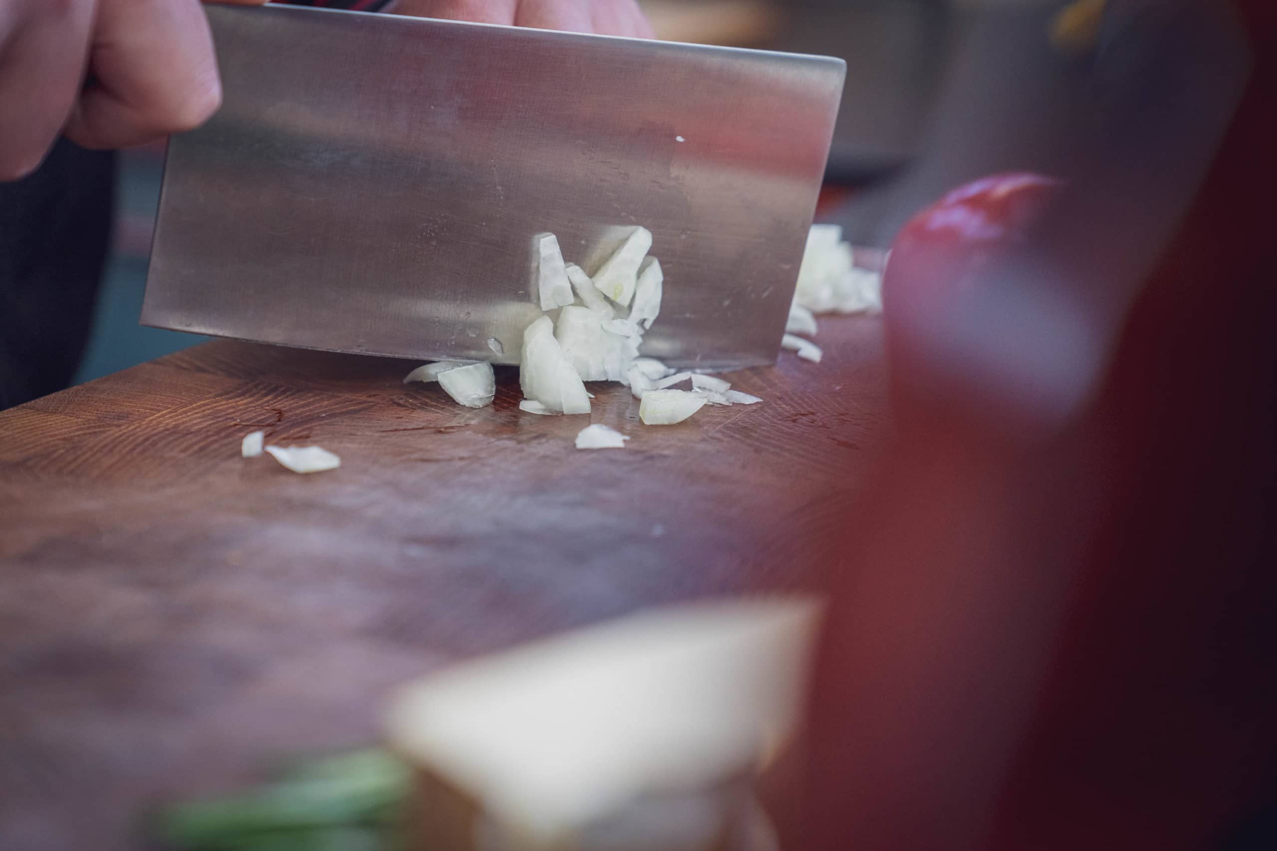 Knoblauch wird fein hacken