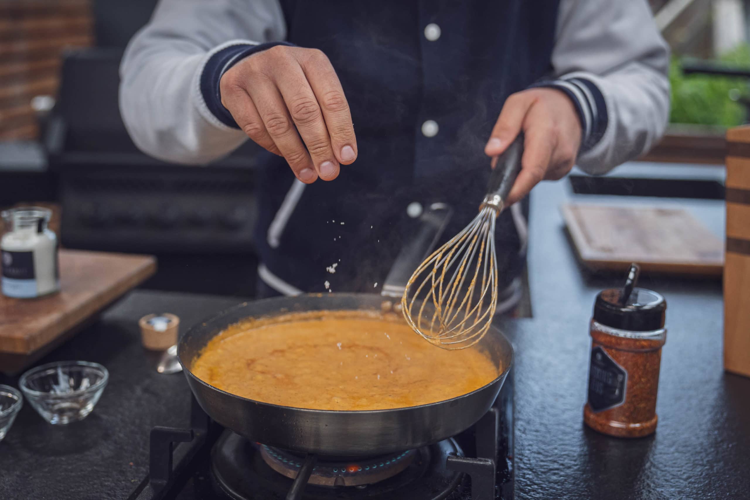 Die Metaxasauce wird aufgekocht und gewürzt