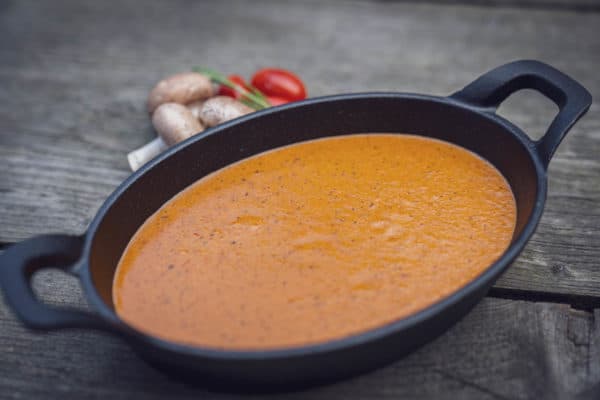 Die fertige griechische Grillsauce in einer schwarzen Pfanne.