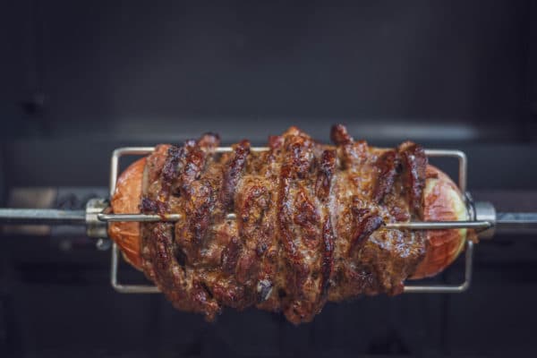 Gyros vom Drehspieß mit SizzleBrothers Gyrosgewürz zubereitet