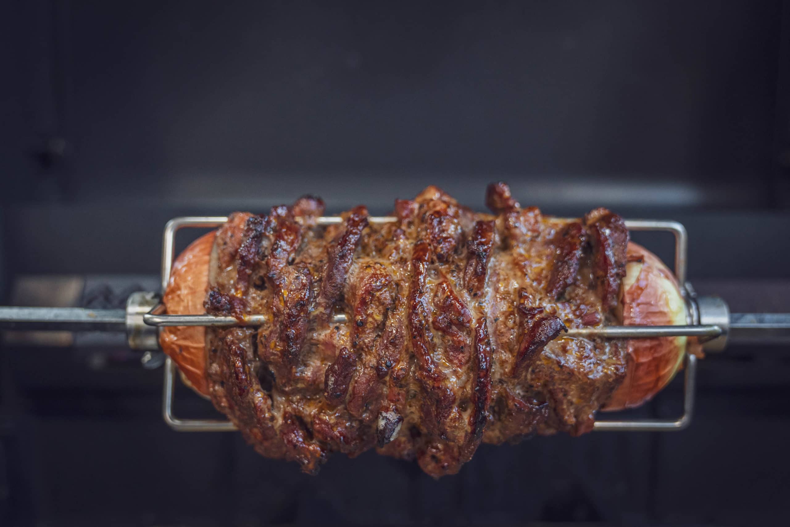 Gyros vom Drehspieß mit SizzleBrothers Gyrosgewürz zubereitet