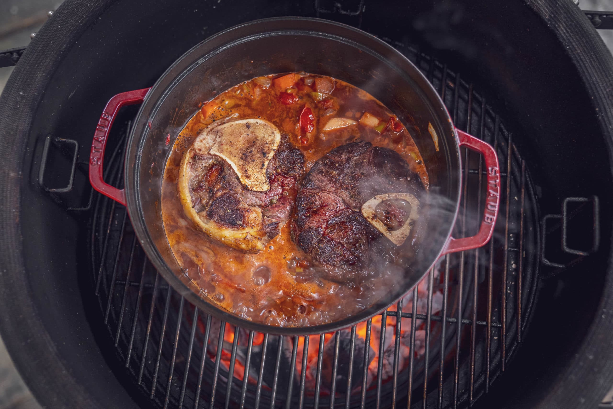 Zusammen mit Wein und Rinderbrühe schmort das Ossobuco ca. 3 - 4 Stunden lang