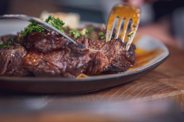 Beim perfekten Ossobuco zersetzen sich die Sehnen und "gelieren"