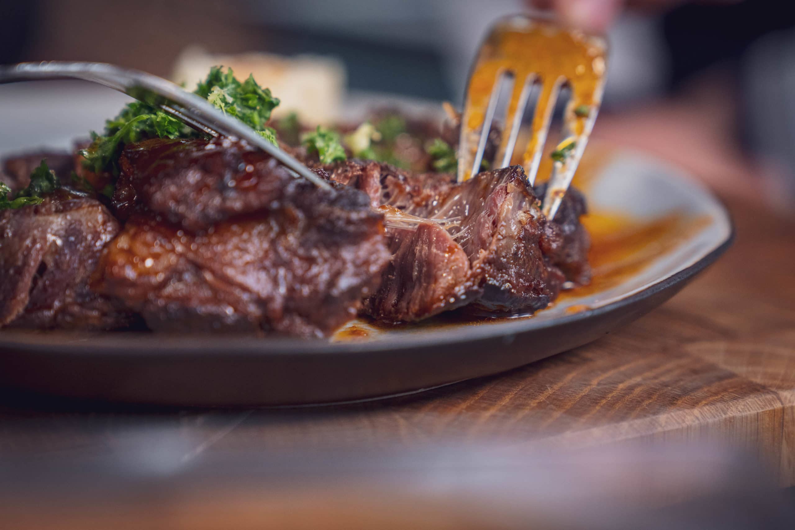 Beim perfekten Ossobuco zersetzen sich die Sehnen und "gelieren"