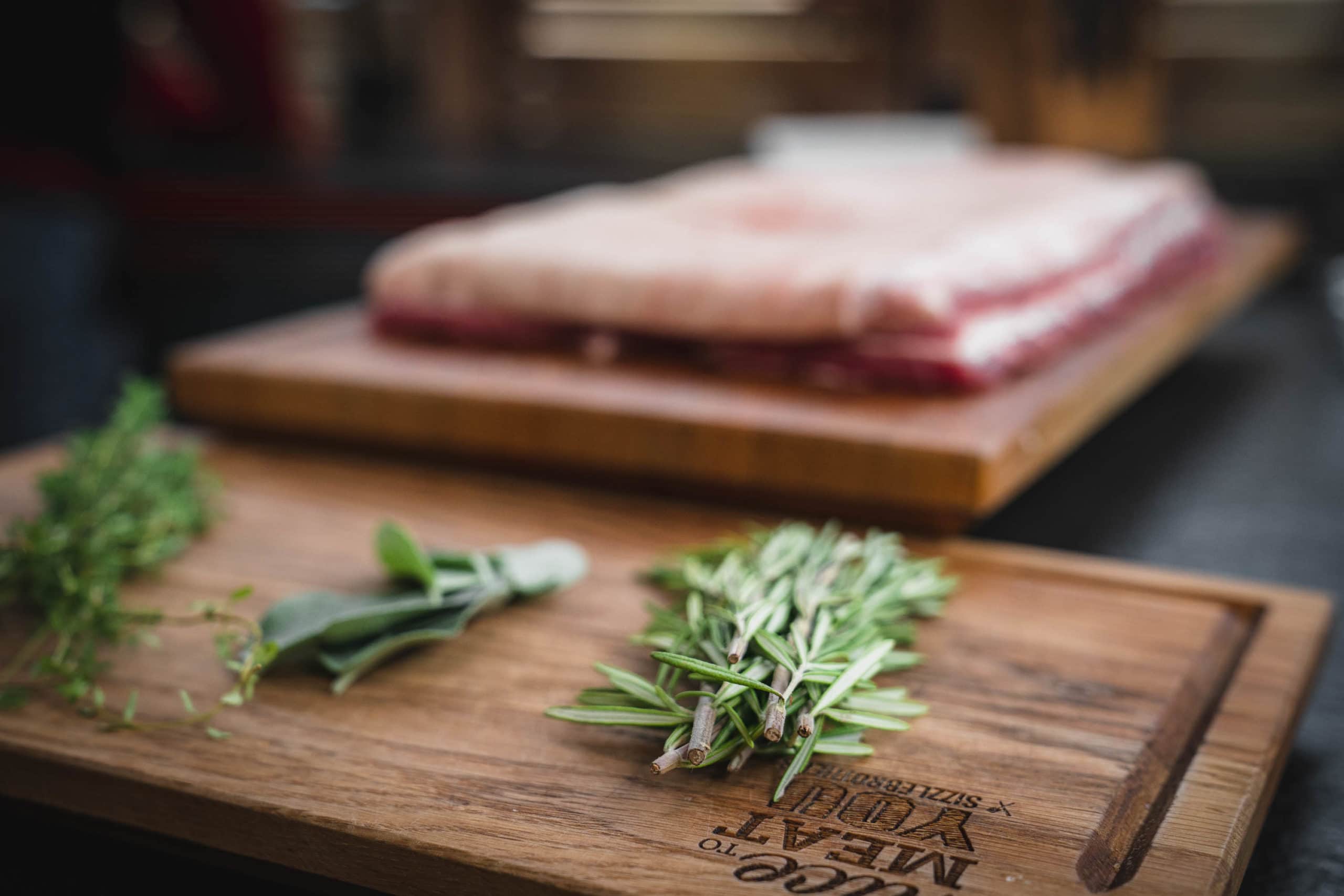 Schweinebauch und frische Kräuter