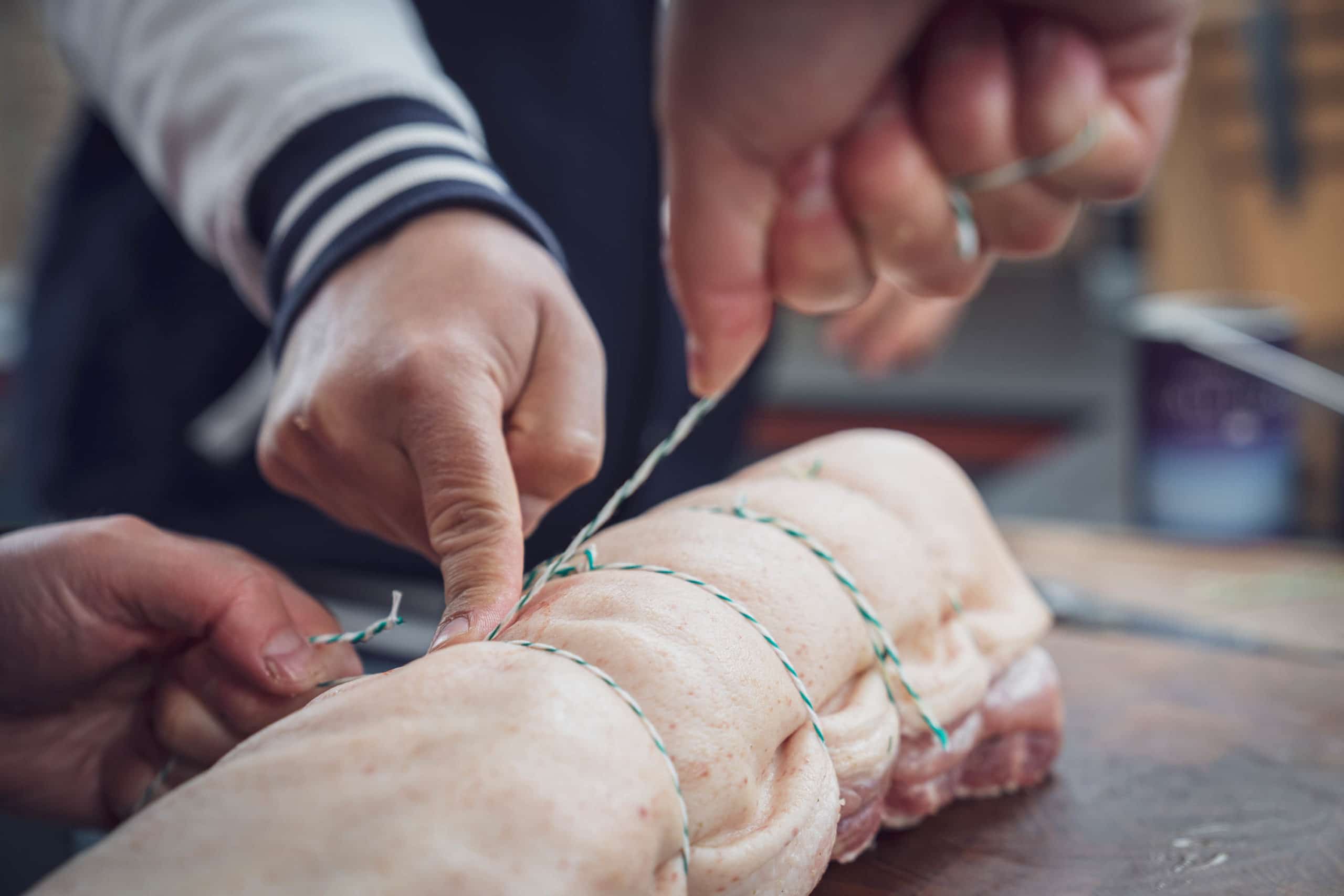 Porchetta wird abgebunden