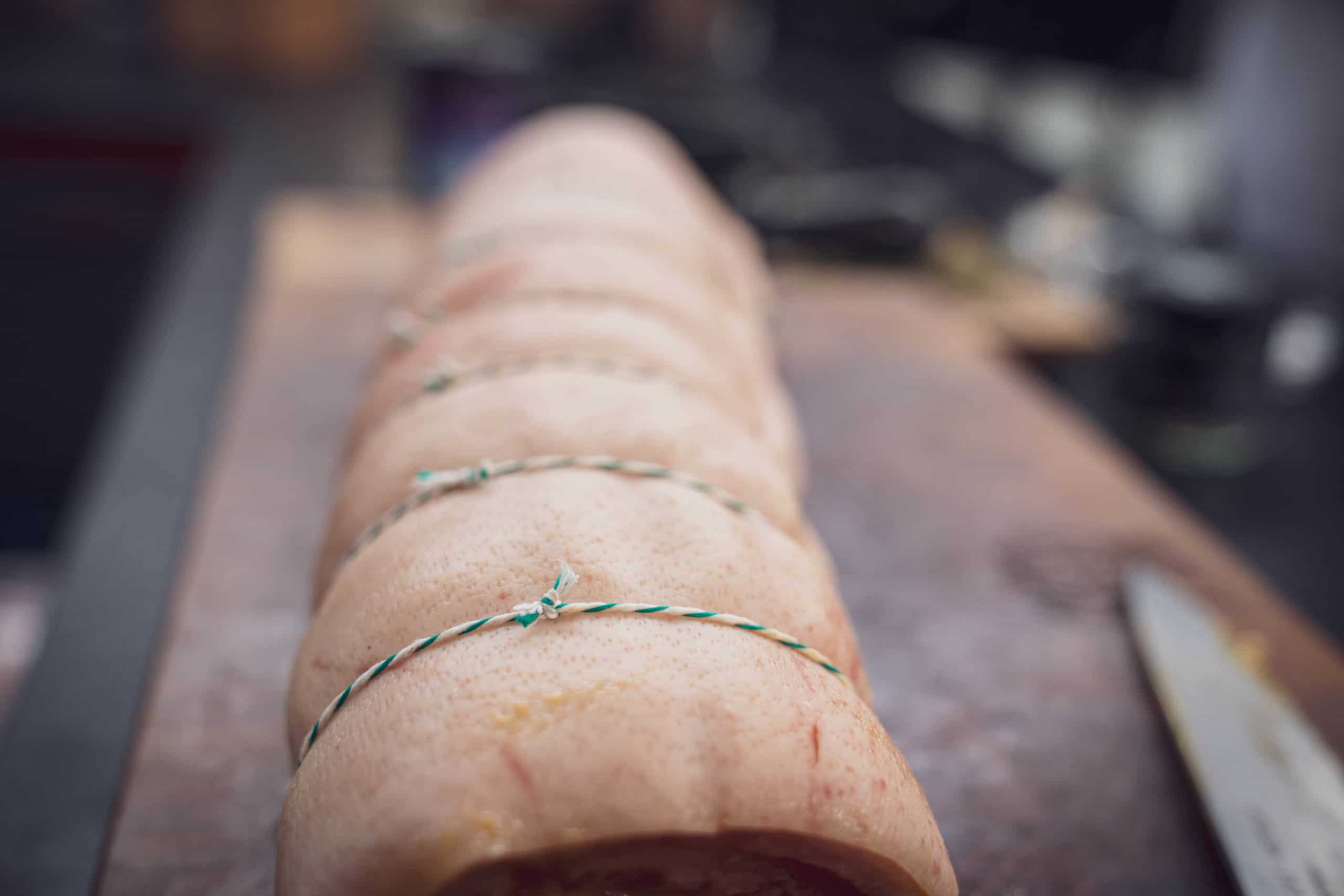Fertig gebundener und gerollter Schweinebauch