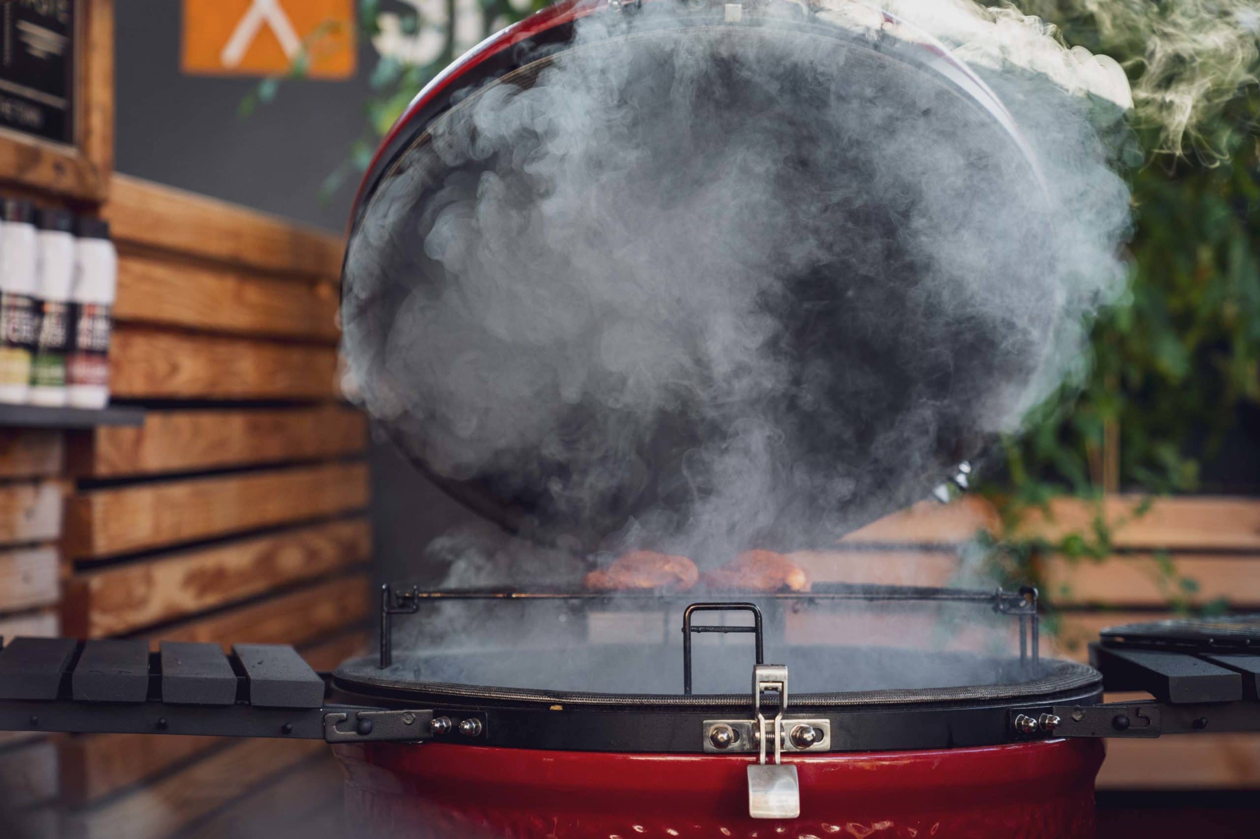 Jede Menge Rauch sammelt sich im Holzkohlegrill