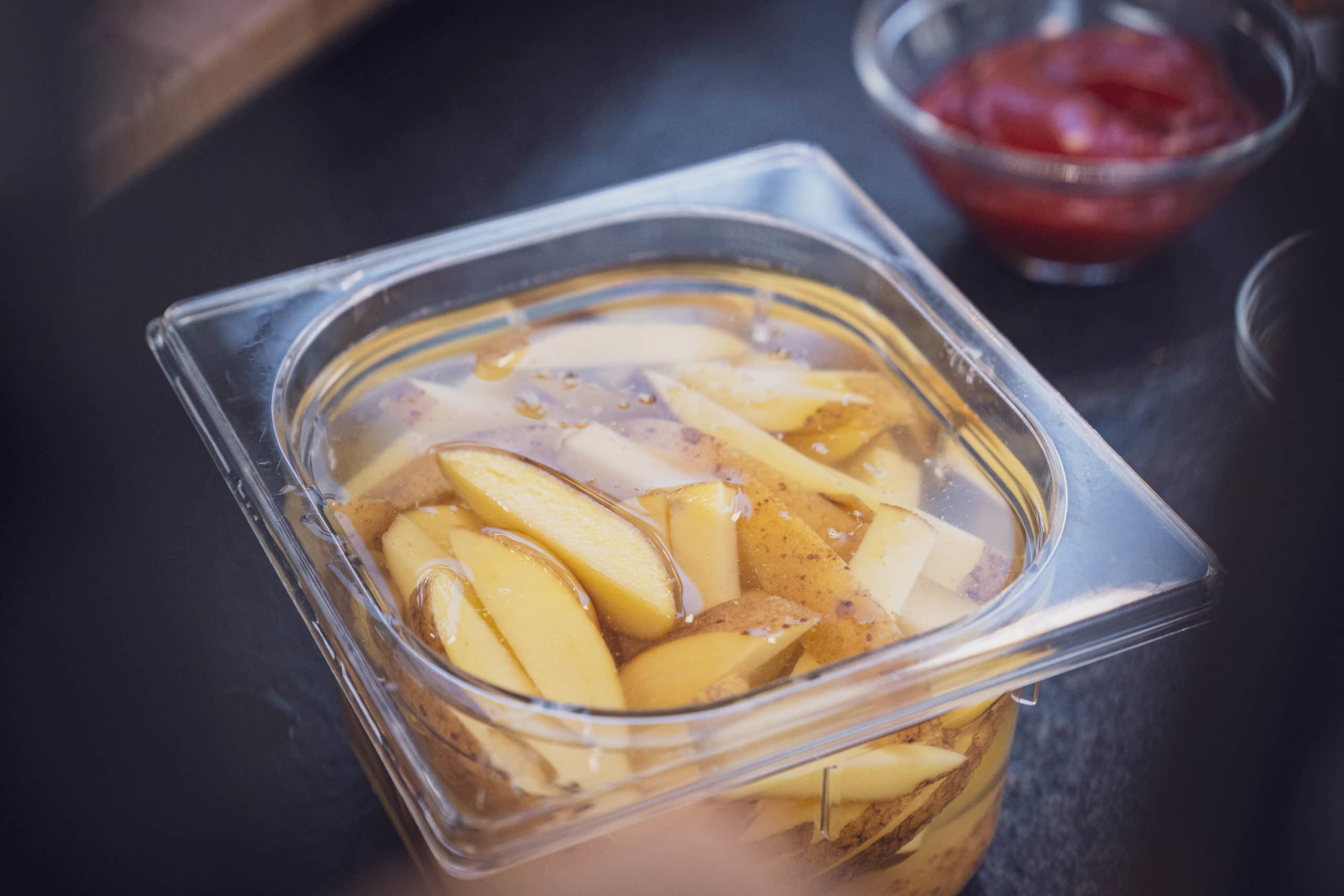 Kartoffeln werden vor dem Frittieren gewässert