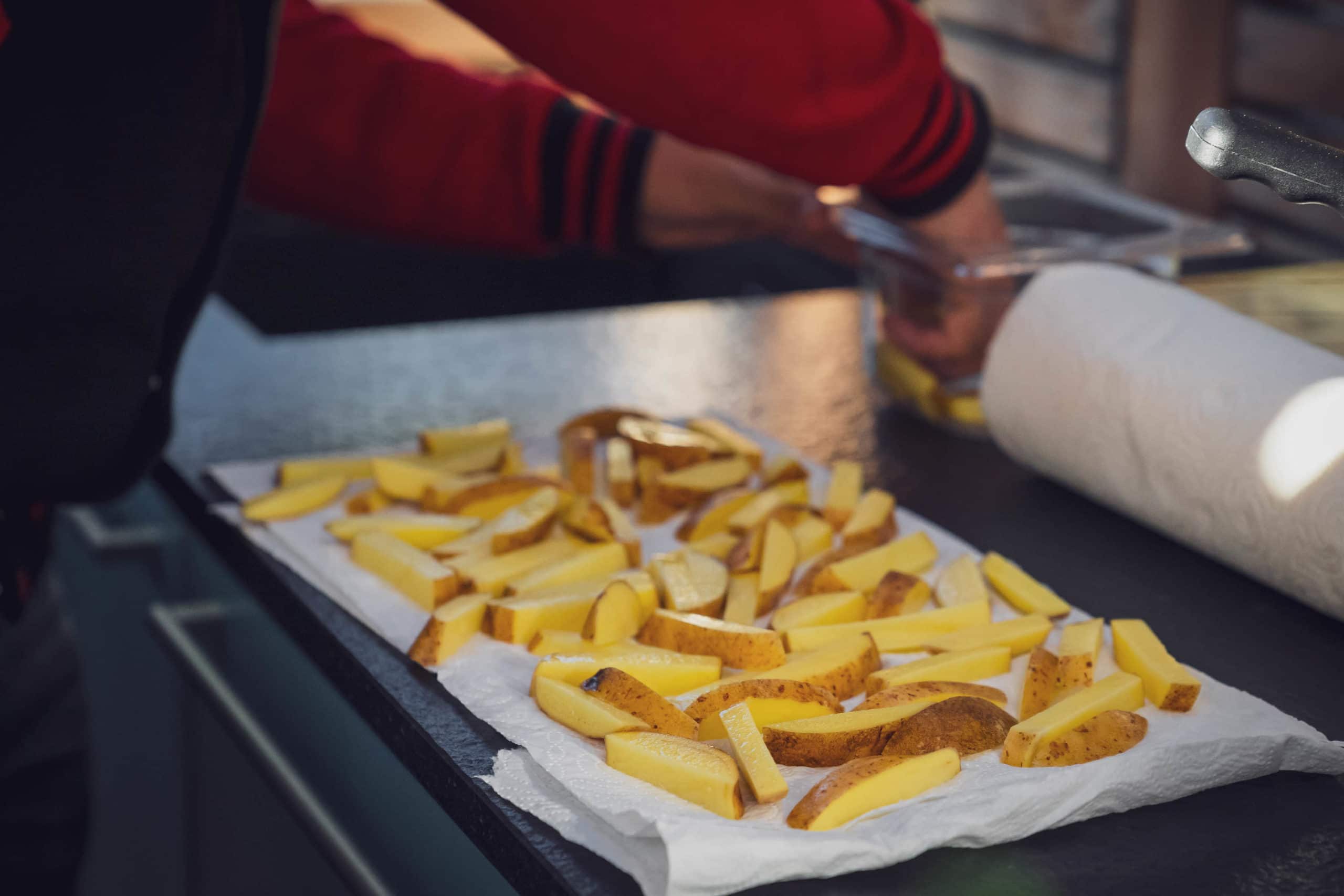 Gewässerte Kartoffeln abtropfen lassen
