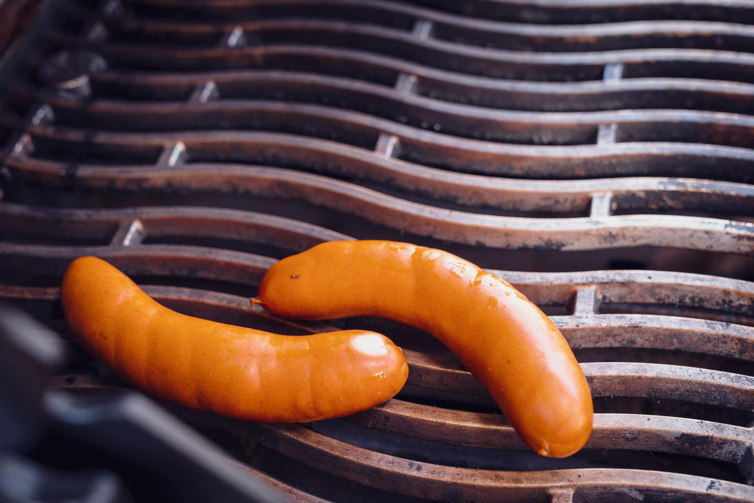 Currywurst liegt auf dem Grill