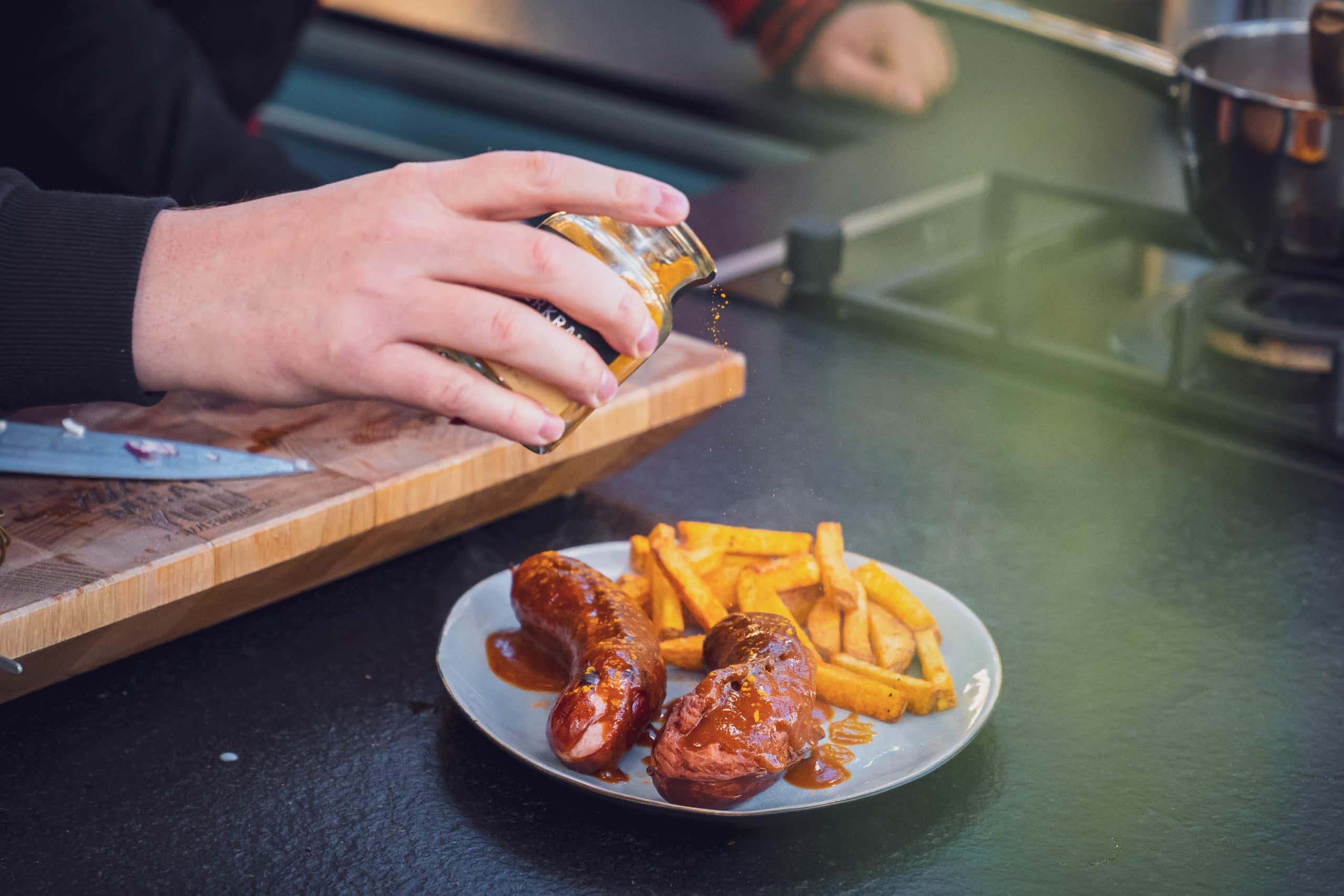 Curry rundet das Currywurst Rezept perfekt ab