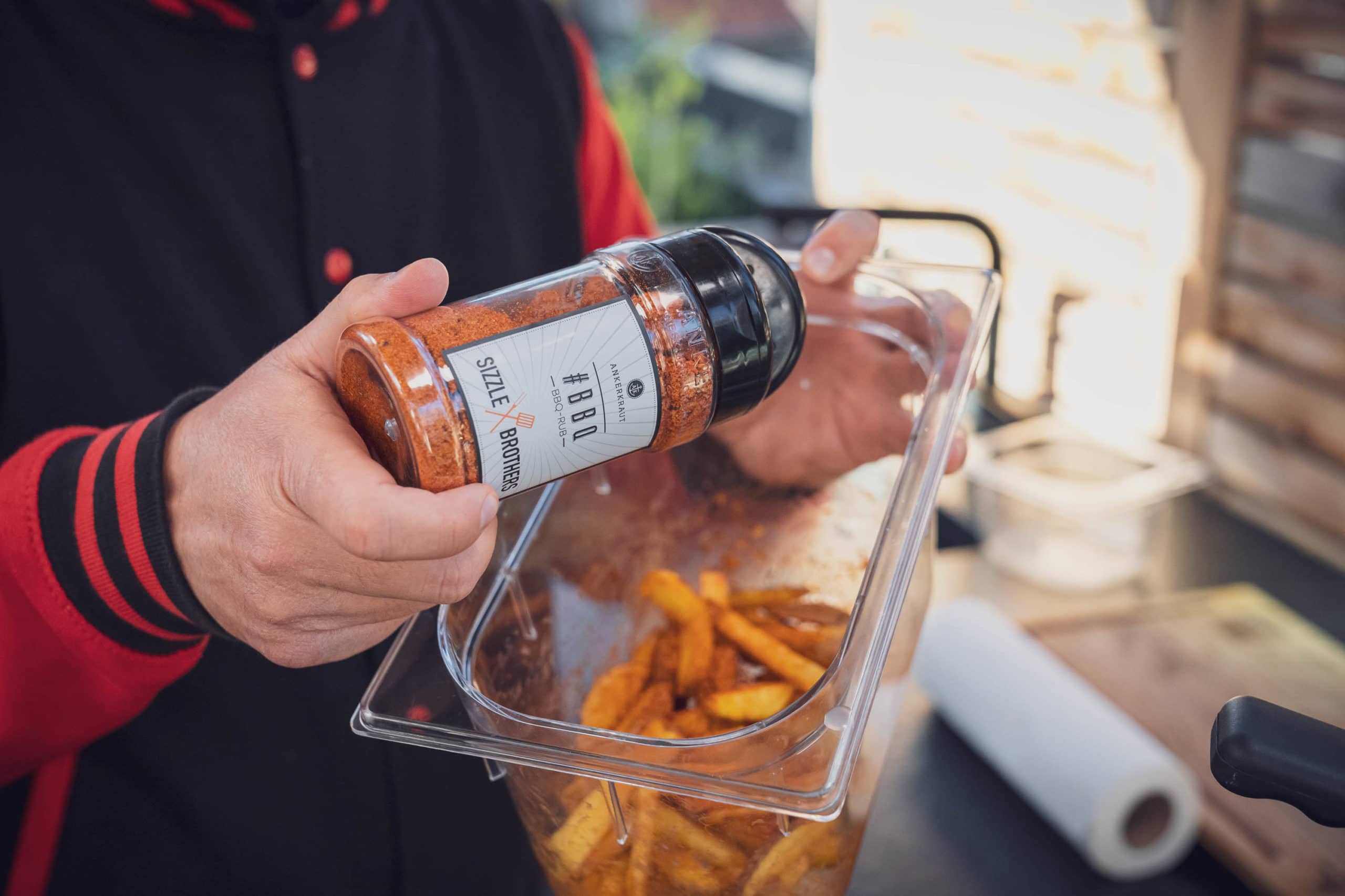 Pommes werden mit #BBQ Gewürzt