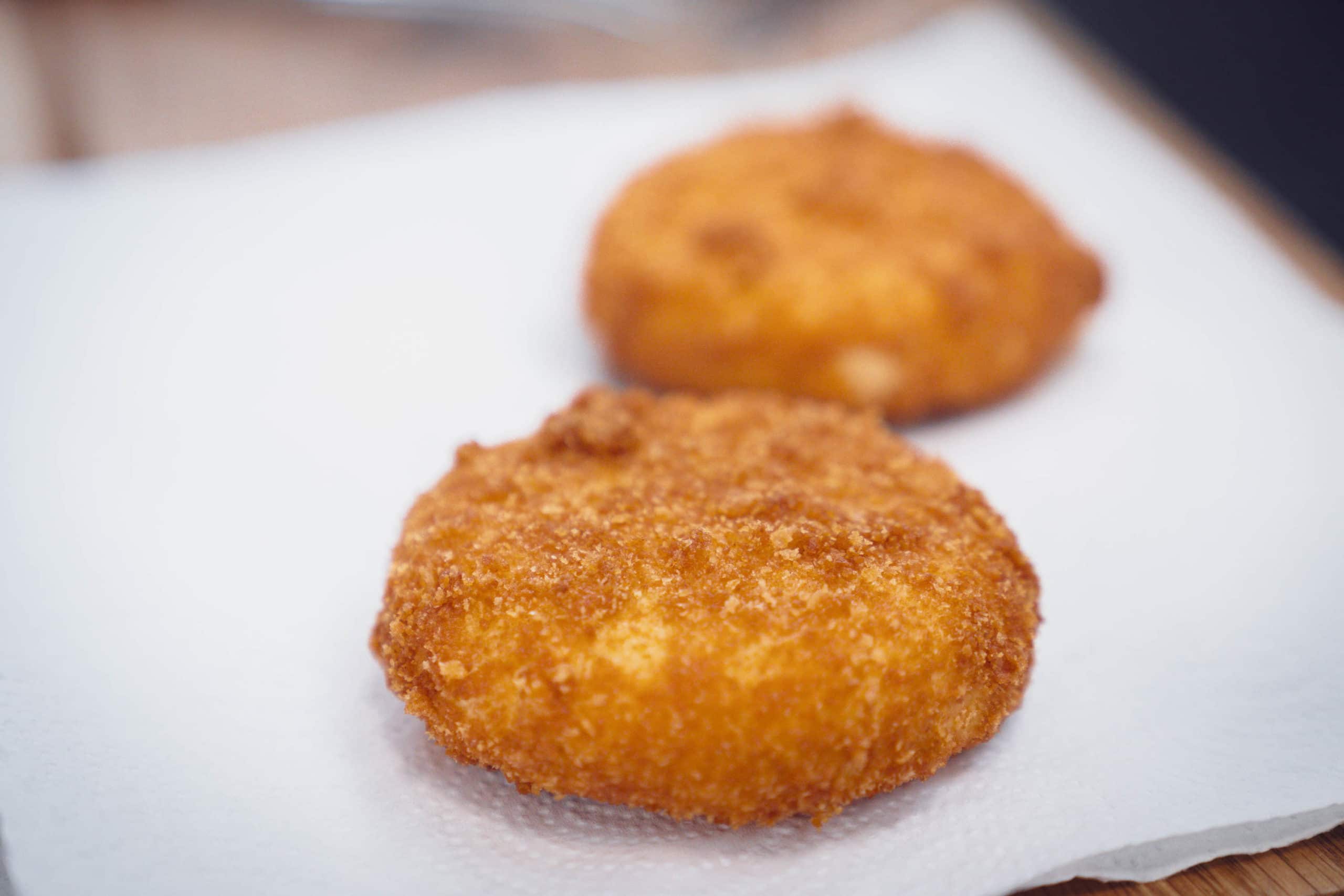 Der Käse liegt zum Abtropfen auf einem Küchentuch