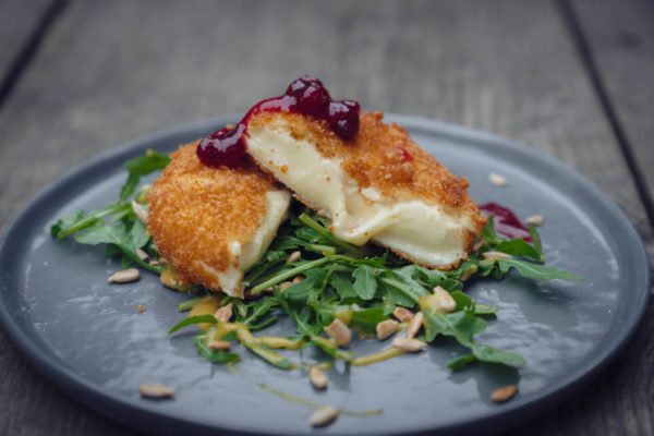 Tellerbild vom cremig-frittierten Grillkäse