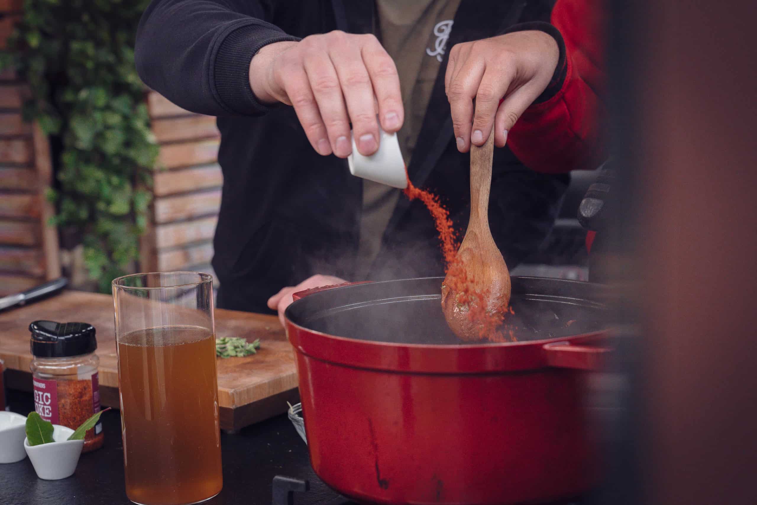 Gewürzt wird die Gulaschsuppe mit reichlich Paprika