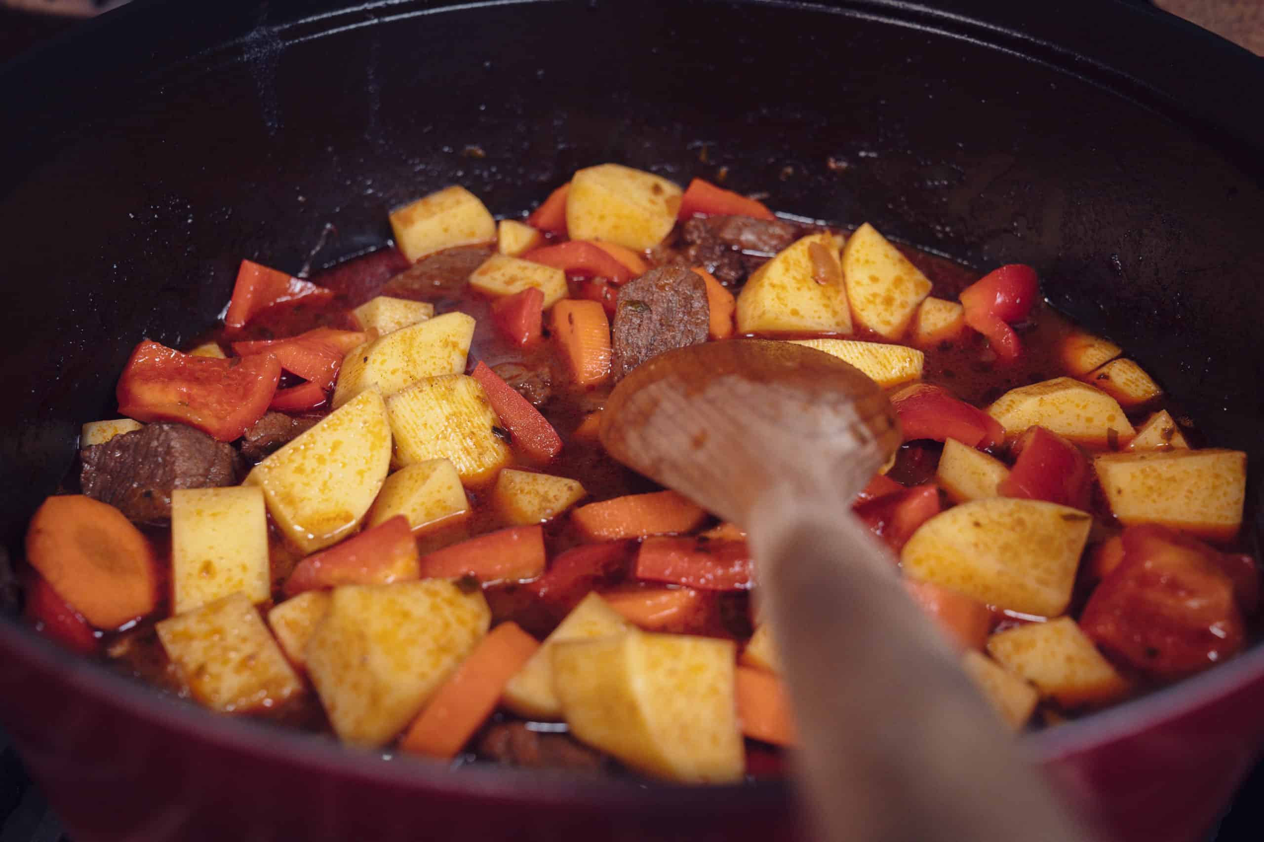 Kartoffeln und Karotten kommen erst zum Ende mit in die Gulaschsuppe