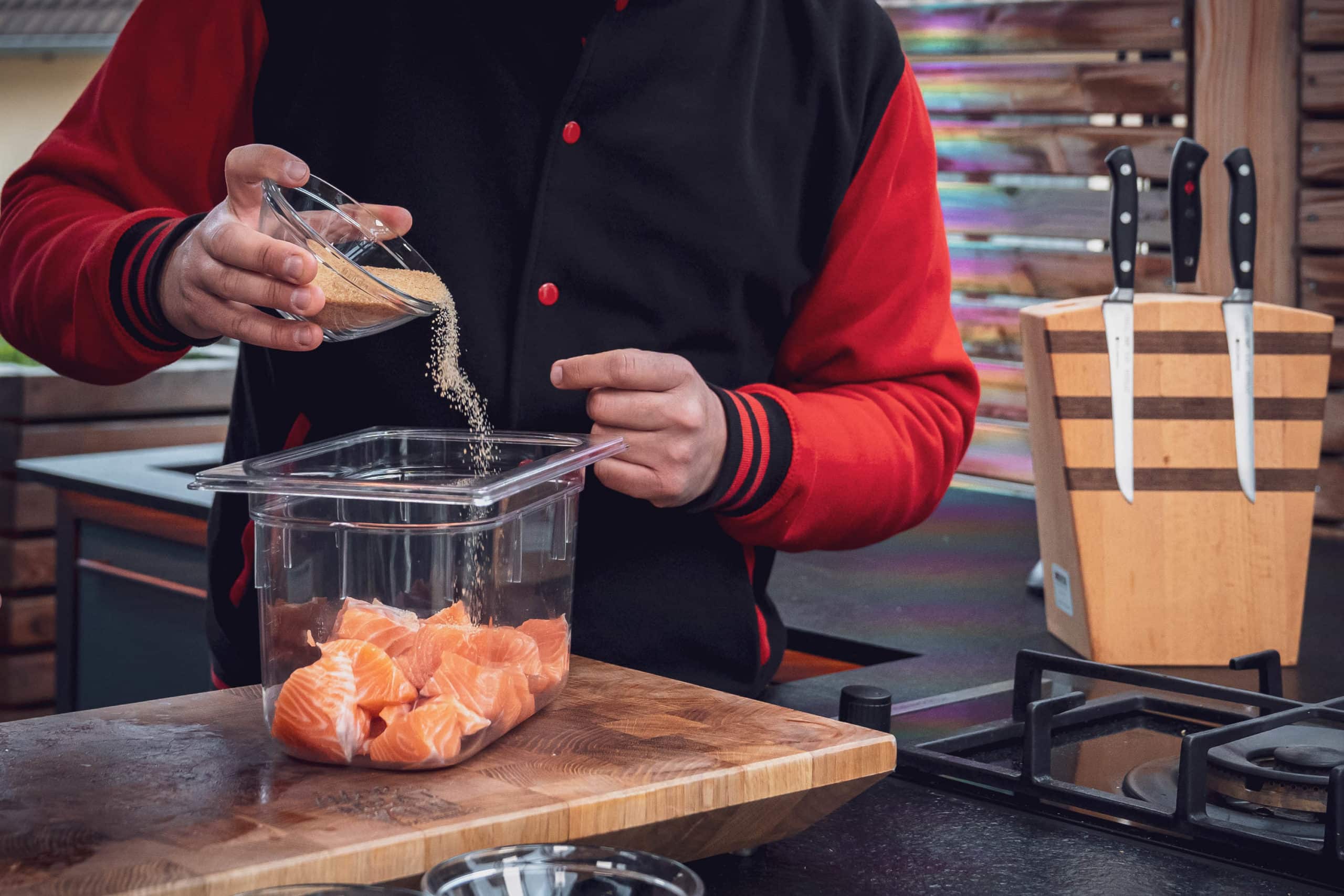 Der Lachs wird mit Zucker & Salz gepökelt