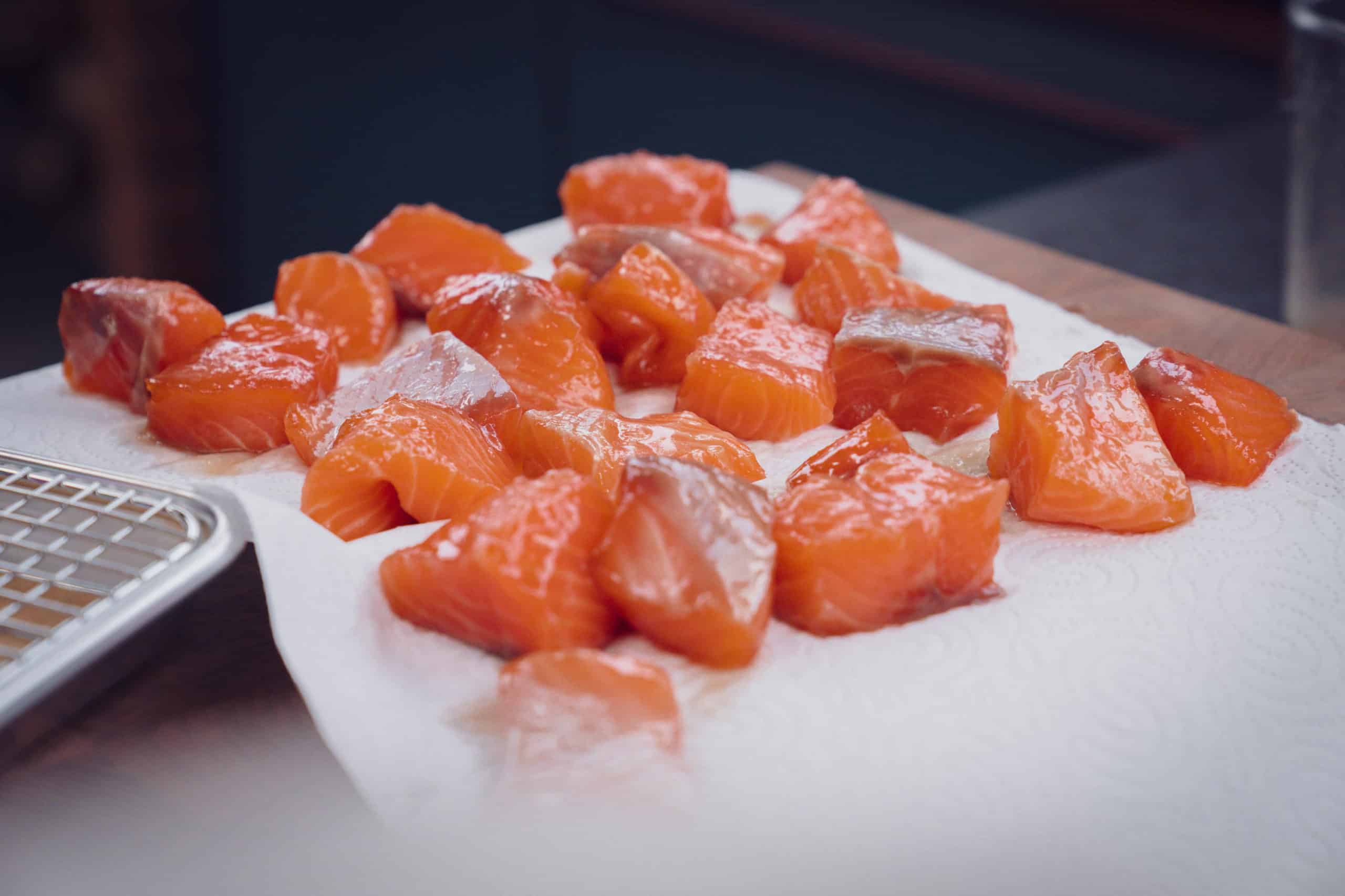 Vor dem Lachs räuchern wird der Fisch noch mit Küchenpapier abgetupft