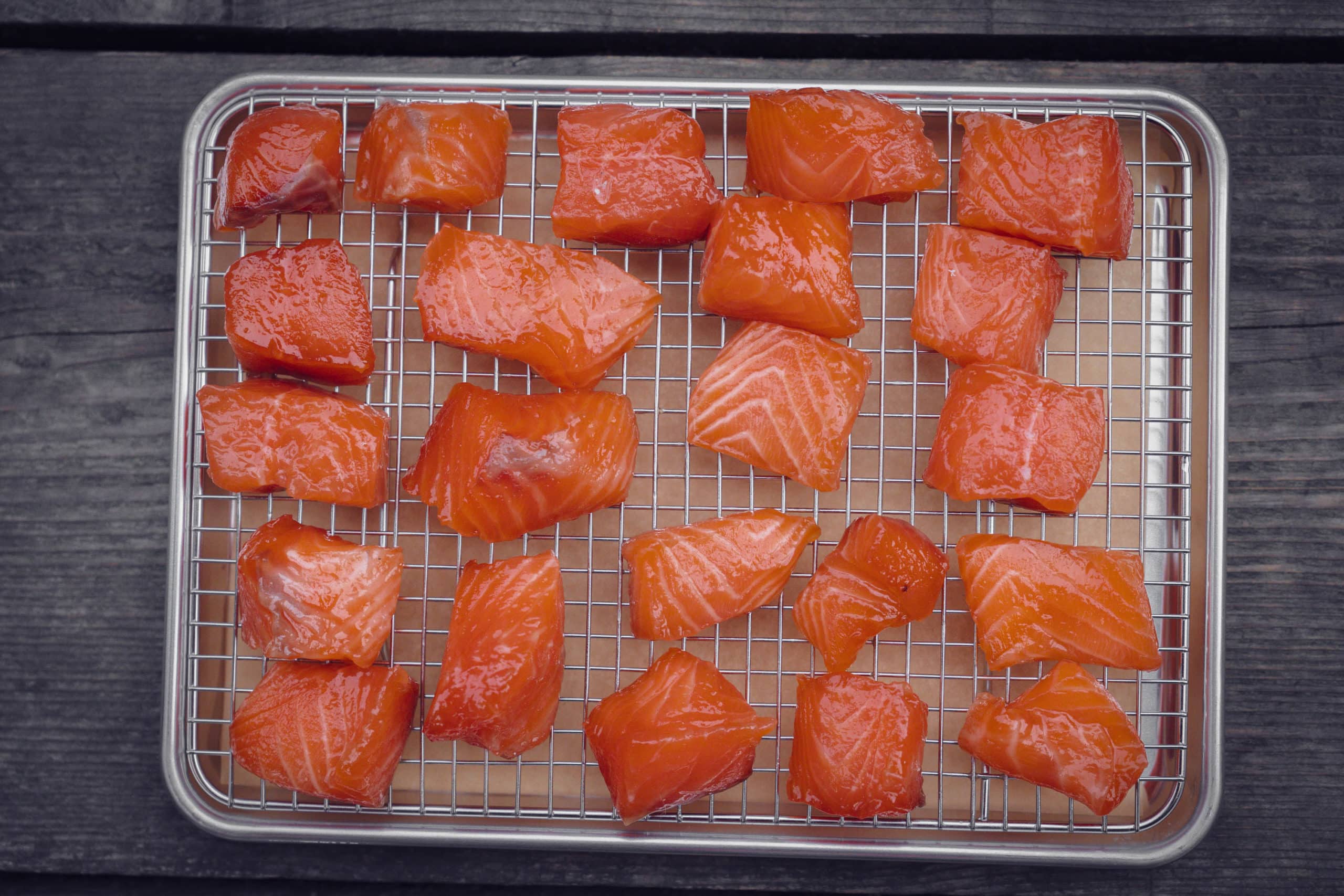 Lachs liegt auf einer Schale mit Rost