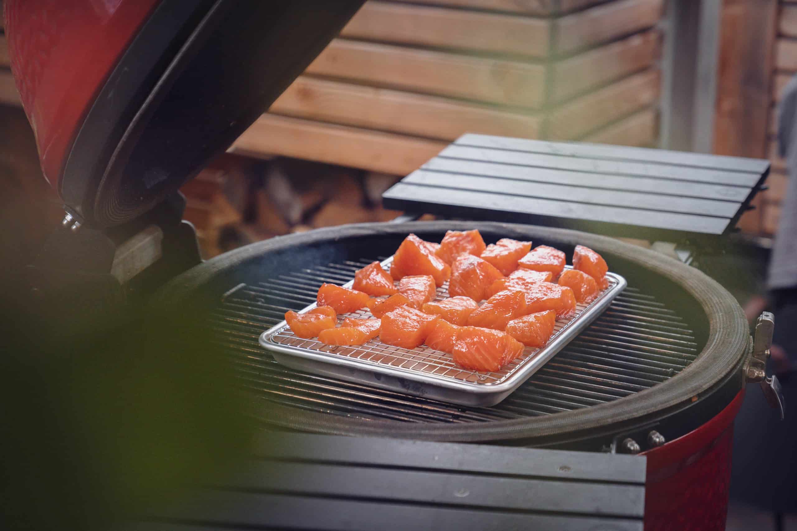 Der Lachs räuchert auf dem Grill