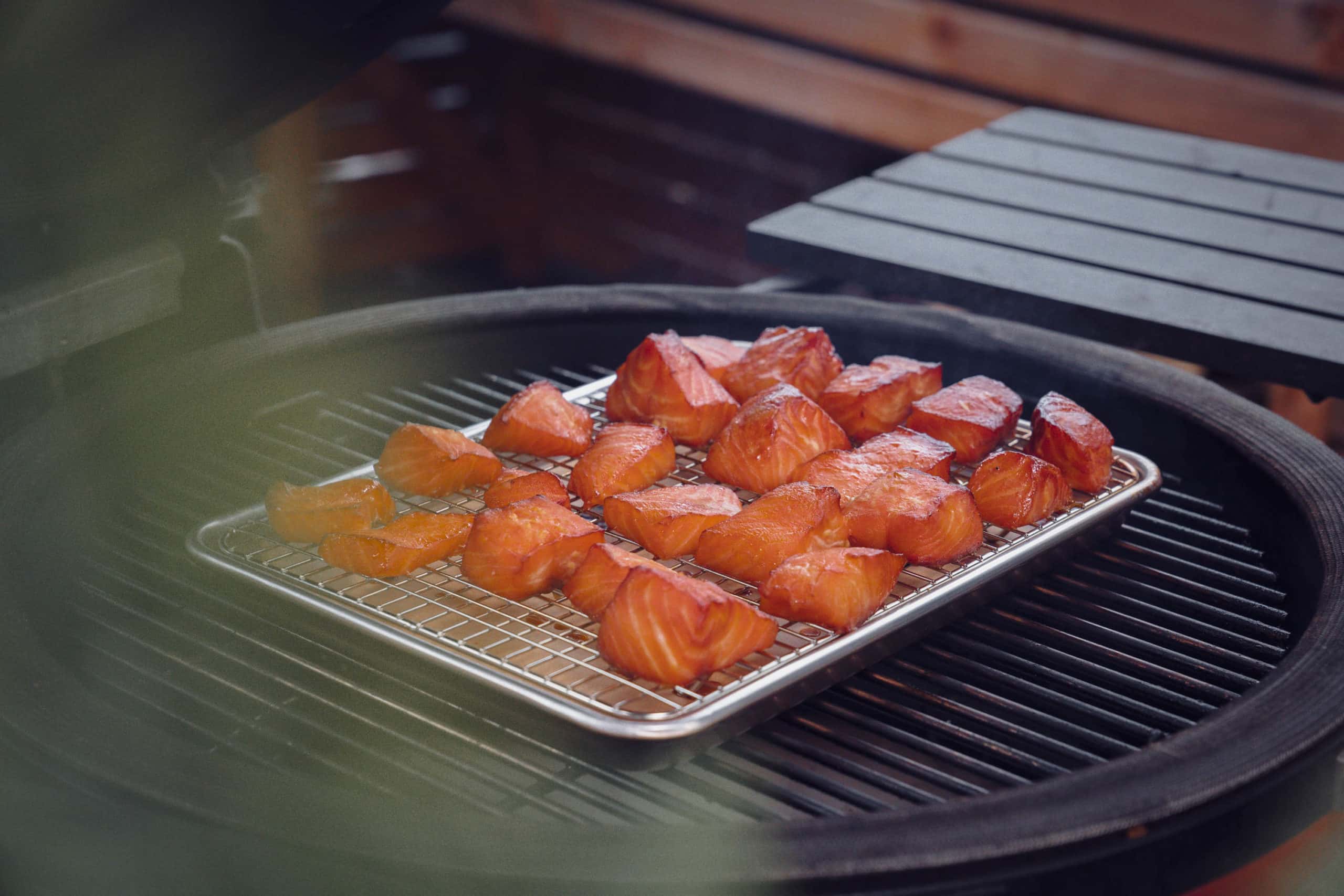 Lachs auf einer Grillschale