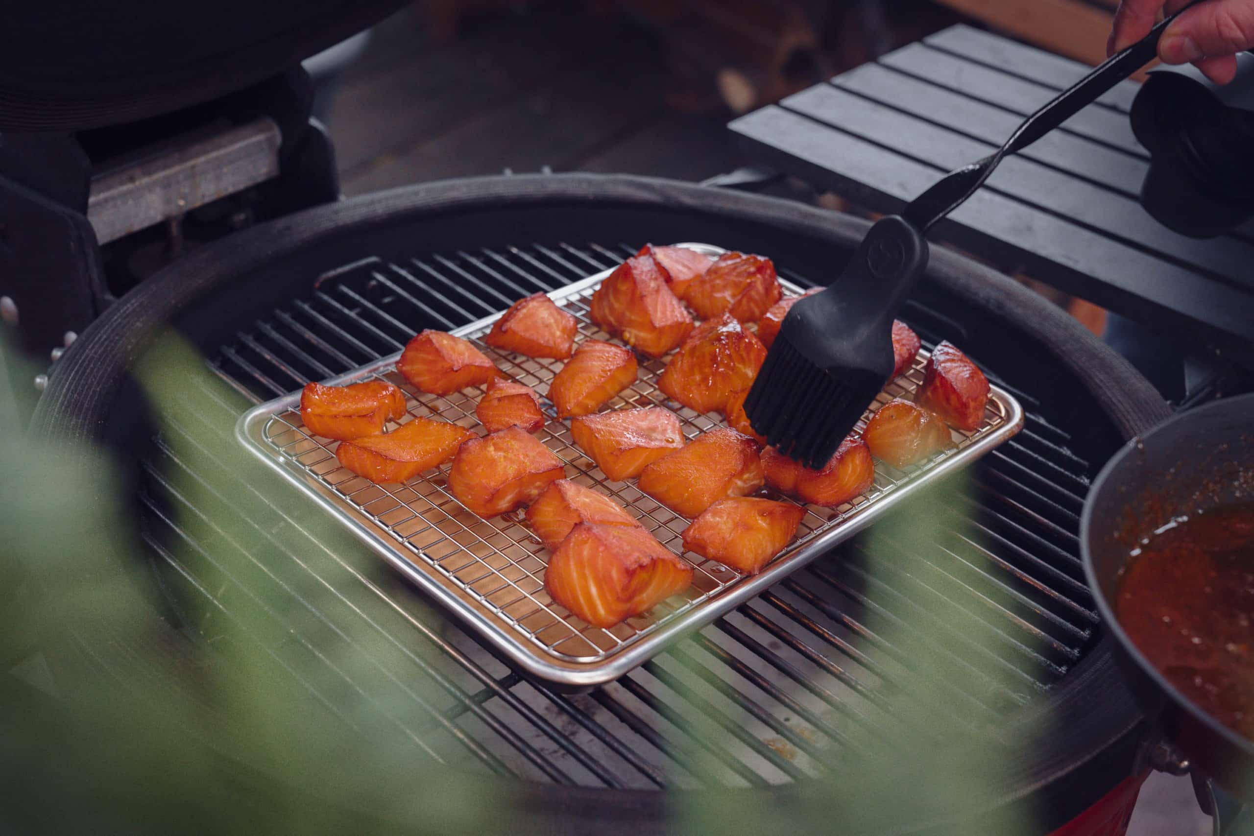 Sweet 'n' Sticky BBQ-Sauce wird mit einem Pinsel auf den Räucherlachs aufgetragen