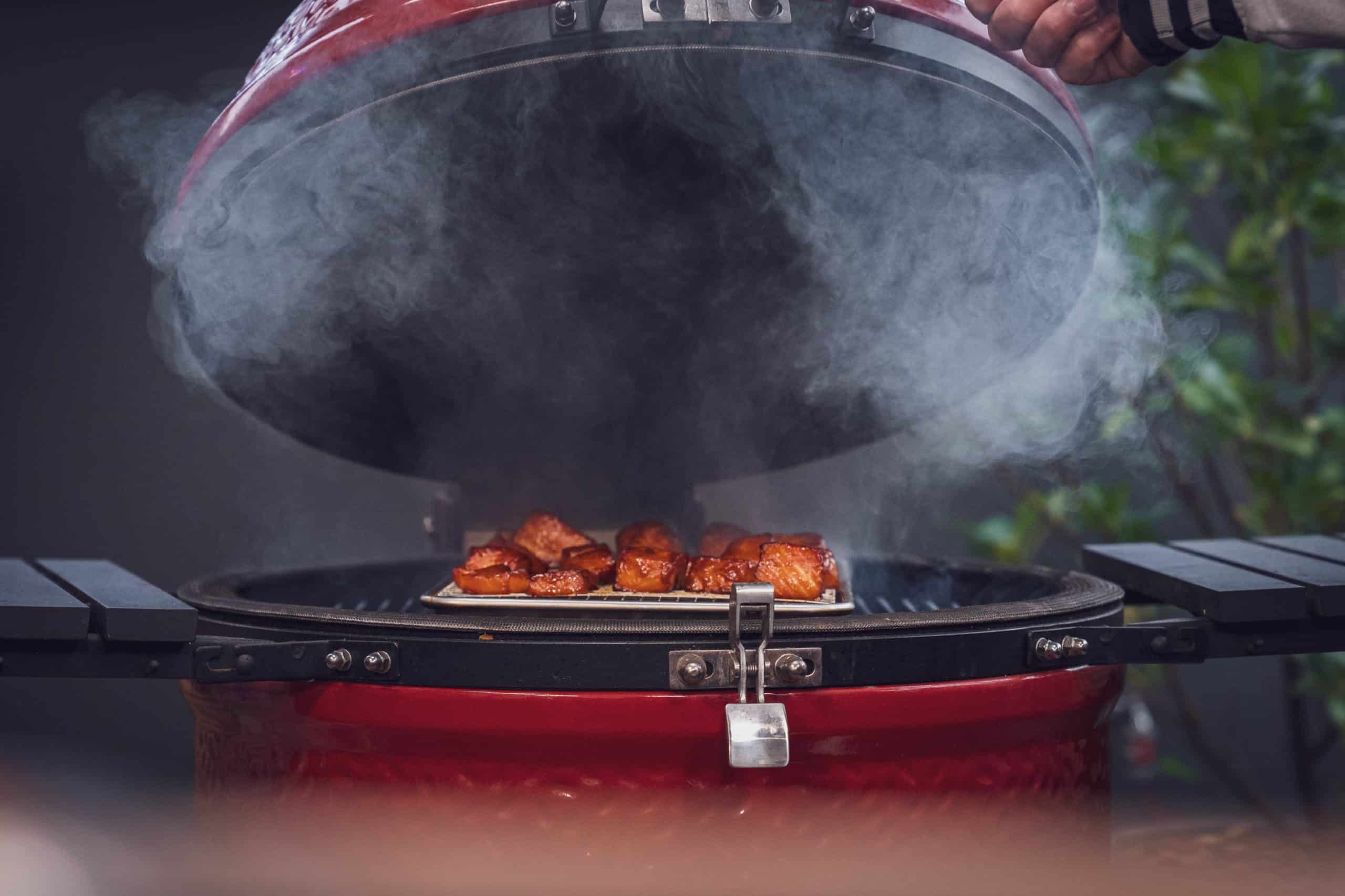 Der Räucherlachs auf dem Keramikgrill