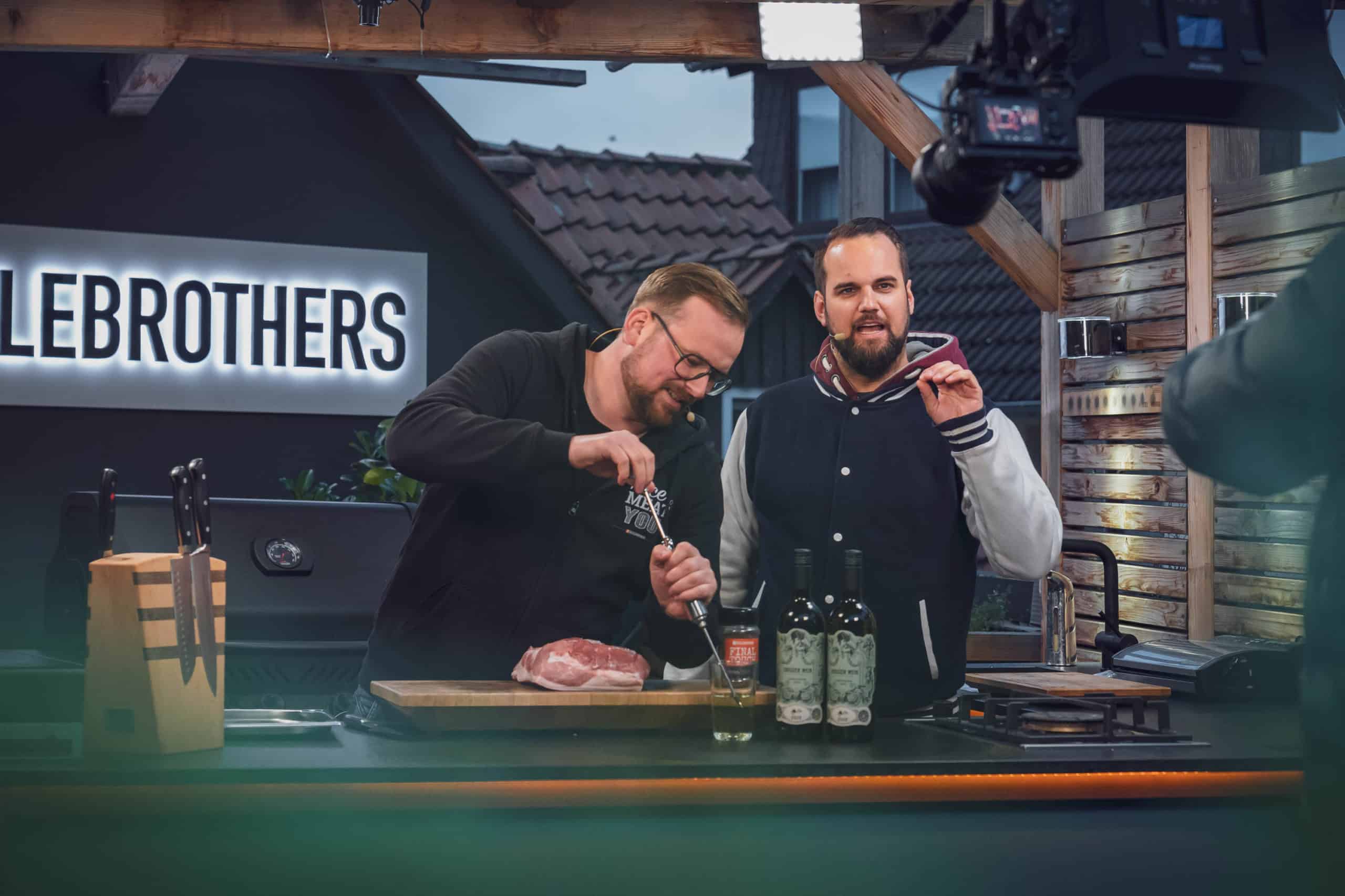 Julian und Hannes bereiten den Weihnachtsbraten vor