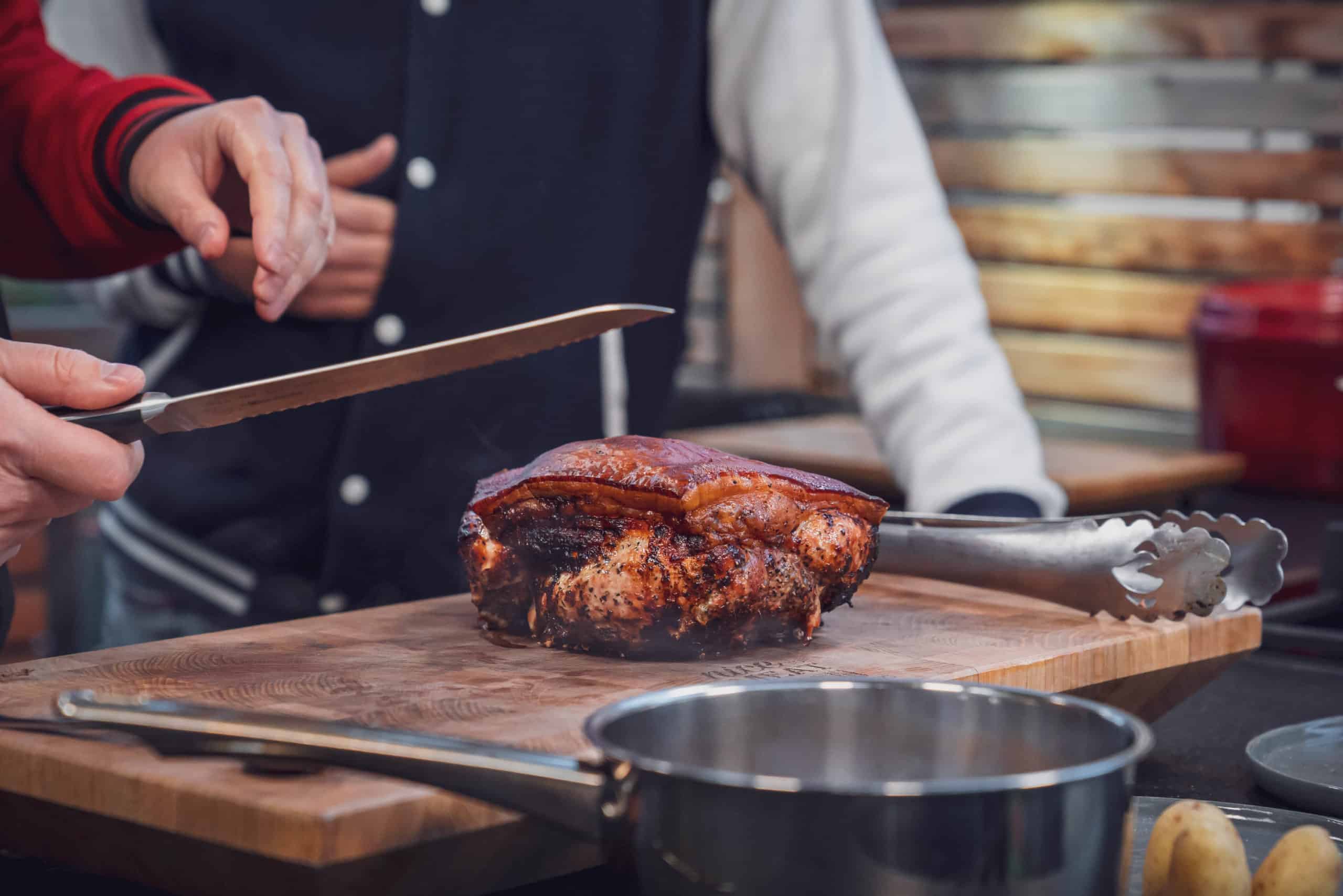 Knusprig und goldbraun präsentiert sich der Krustenbraten