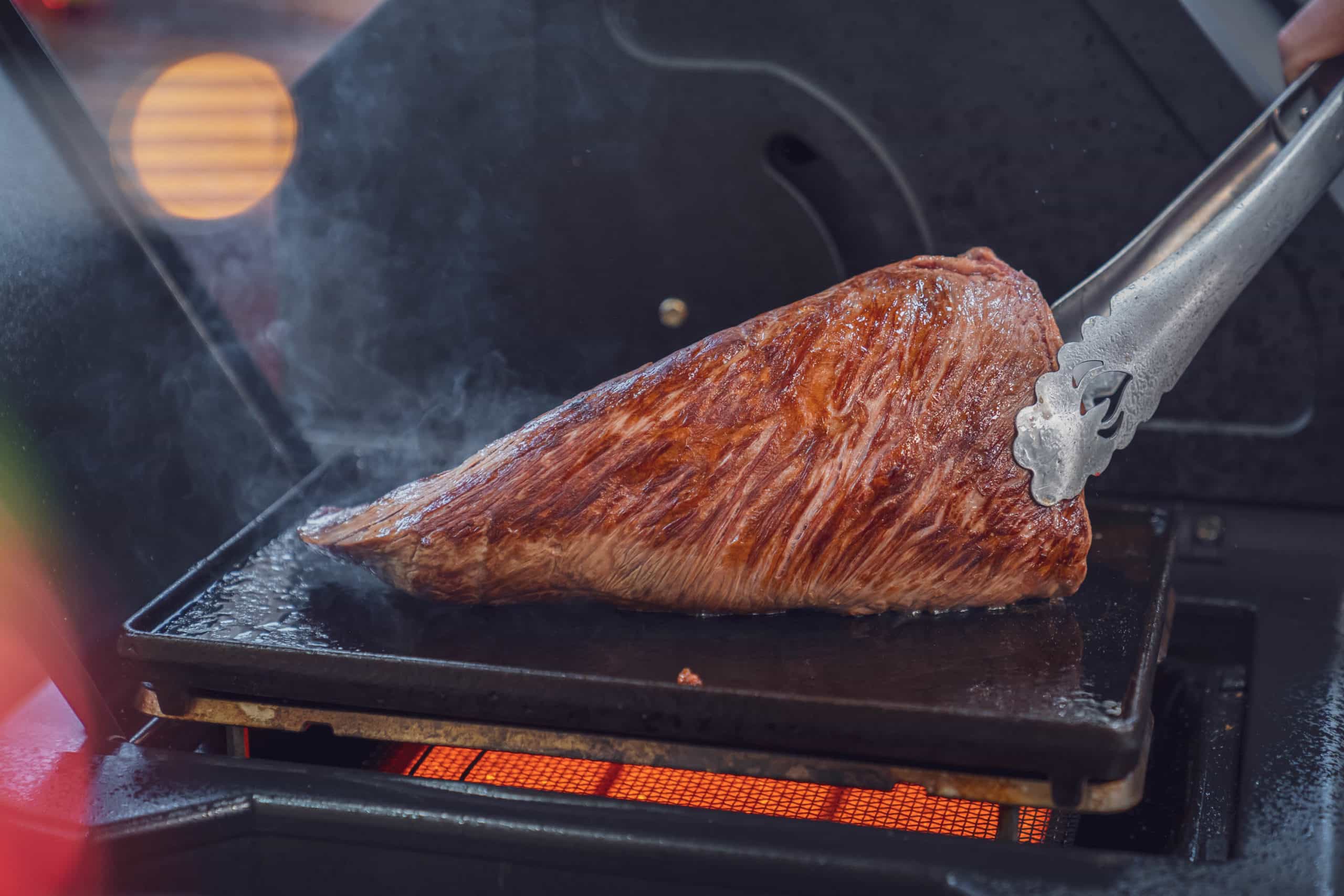 Das Bürgermeisterstück wird auf einer Gussplatte knusprig braun gebraten