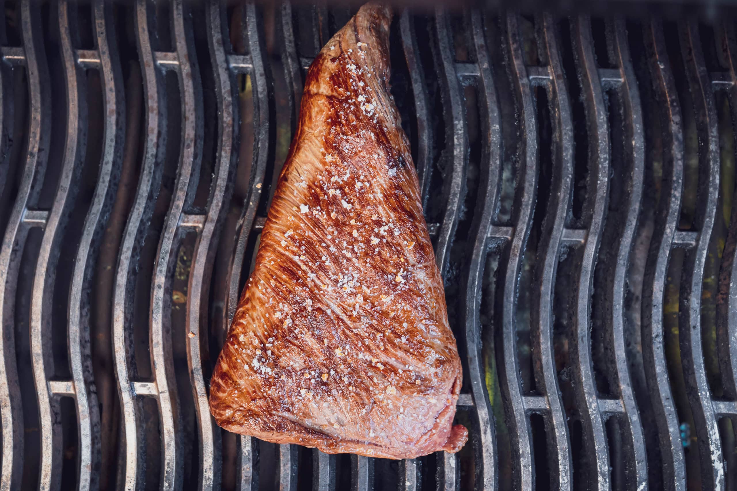 Das Bürgermeisterstück liegt im Grill und wurde etwas gesalzen