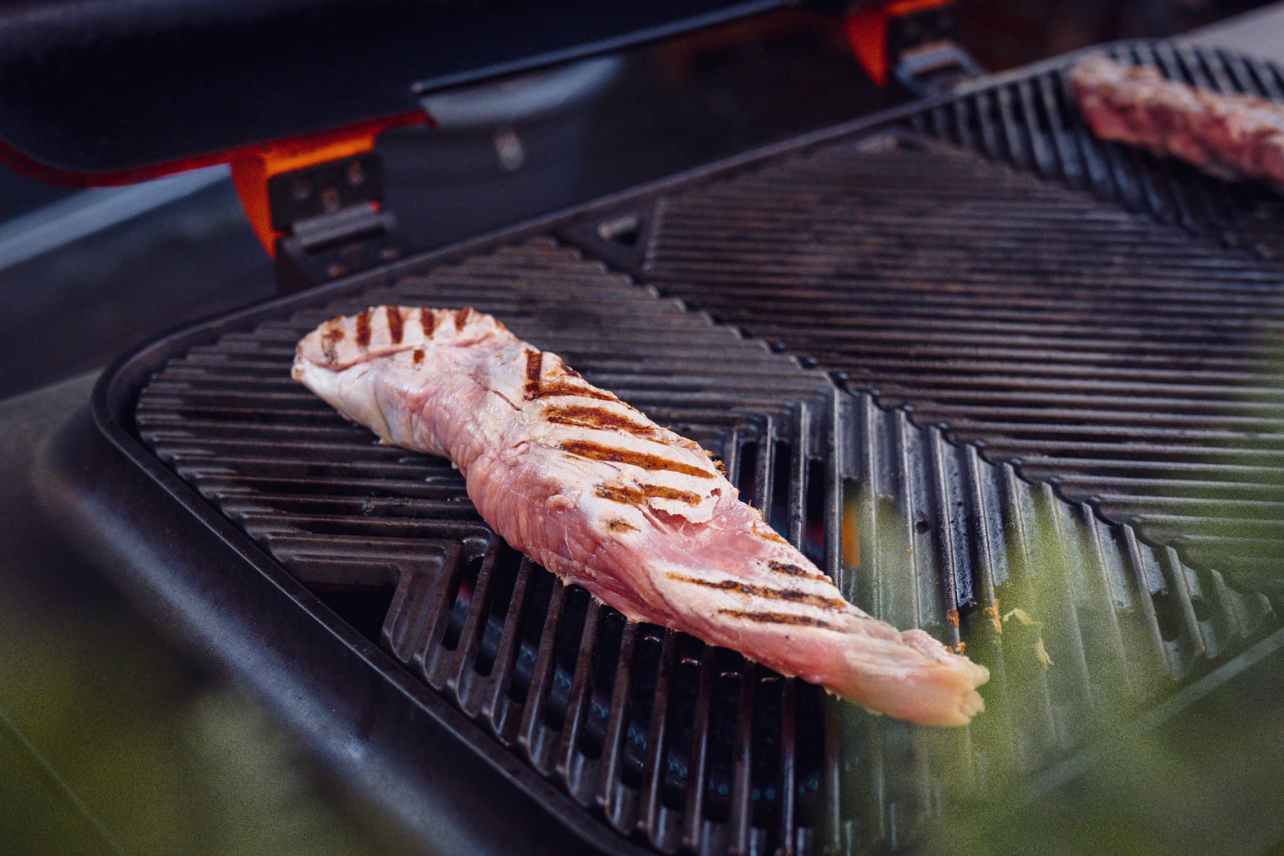 Das Schweinefilet wird auf dem Grill angegrillt