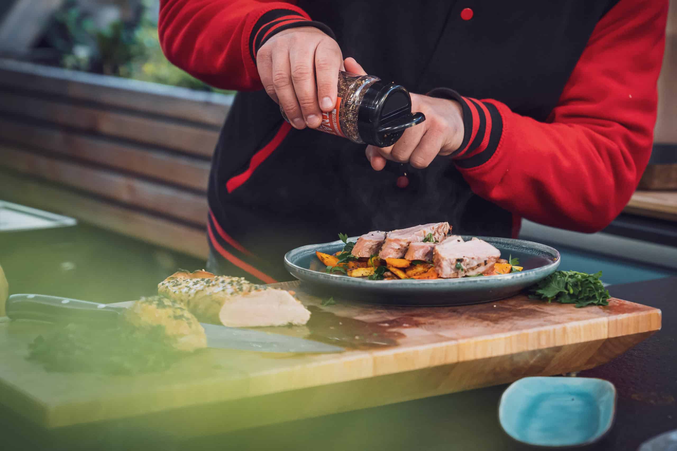 Hannes gibt mit einem Gewürz dem Schweinefilet Rezept den letzten Schliff