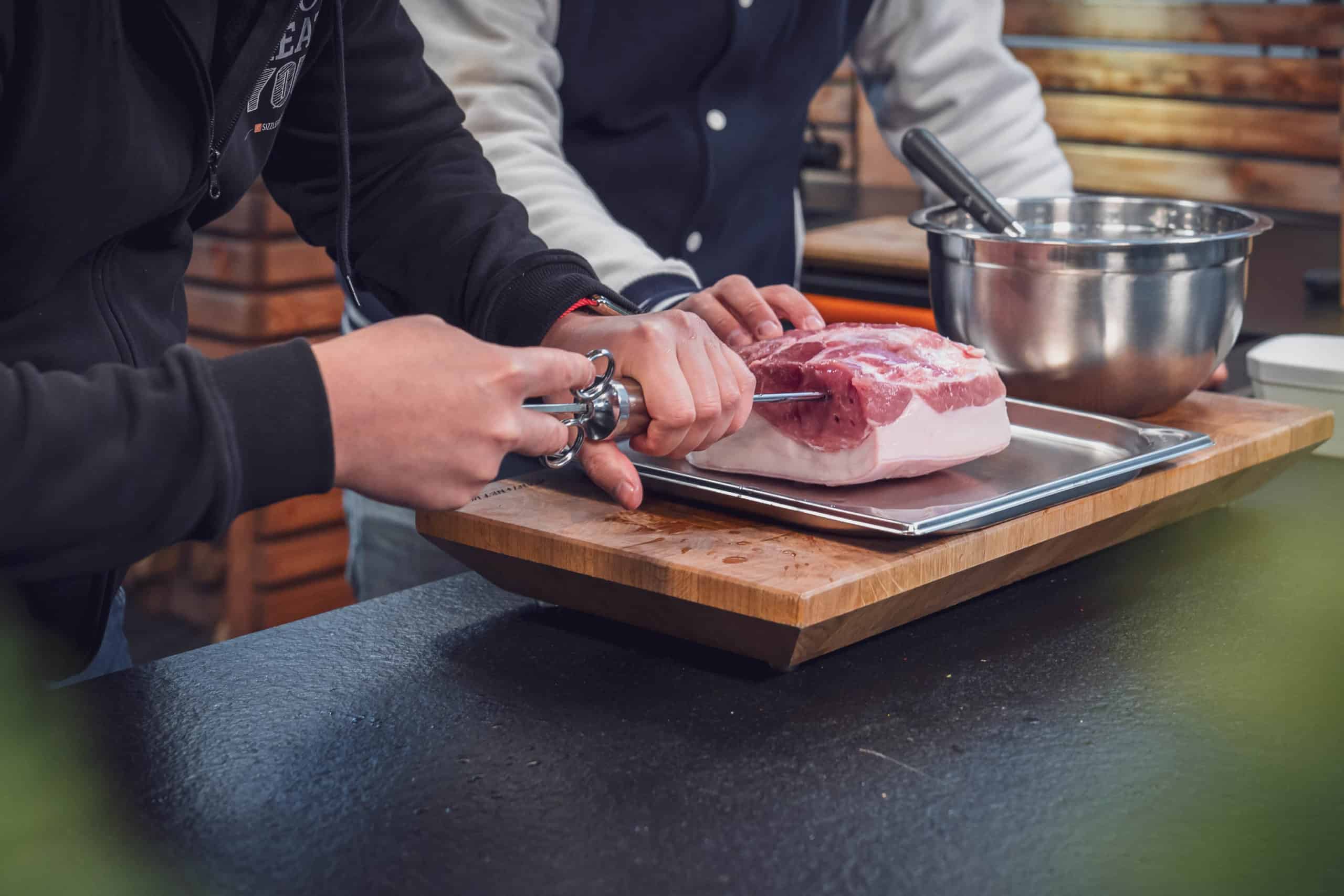 Einige 100 ml Pökellake werden in den Braten gespritzt