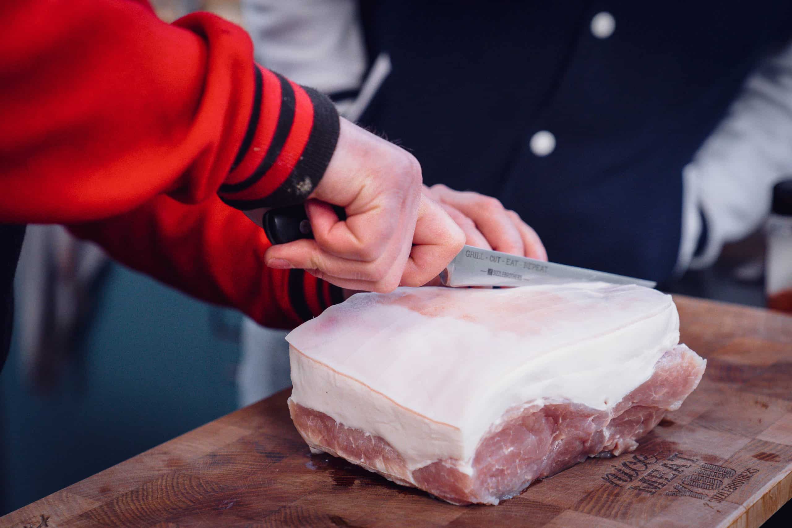 Nach 24 Stunden Pökeln ritzen wir die Schwarte des Krustenbratens ein