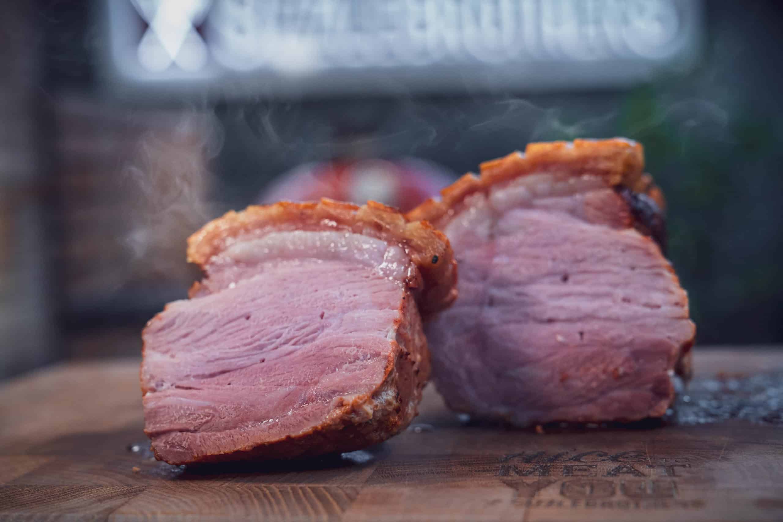 Der angeschnittene Krustenbraten überzeugt in Farbe und Geschmack