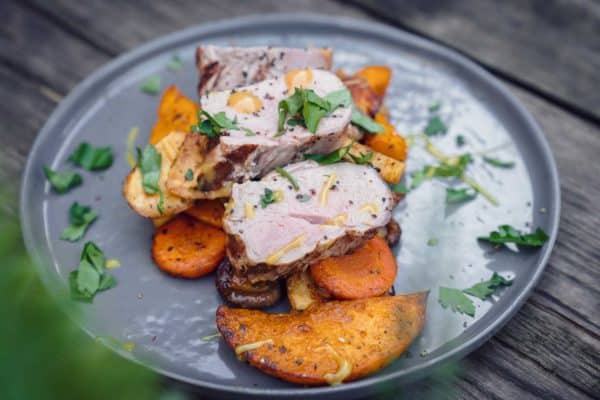 Ein leckeres Schweinefilet Rezept wurde mit Grillgemüse auf dem Teller angerichtet