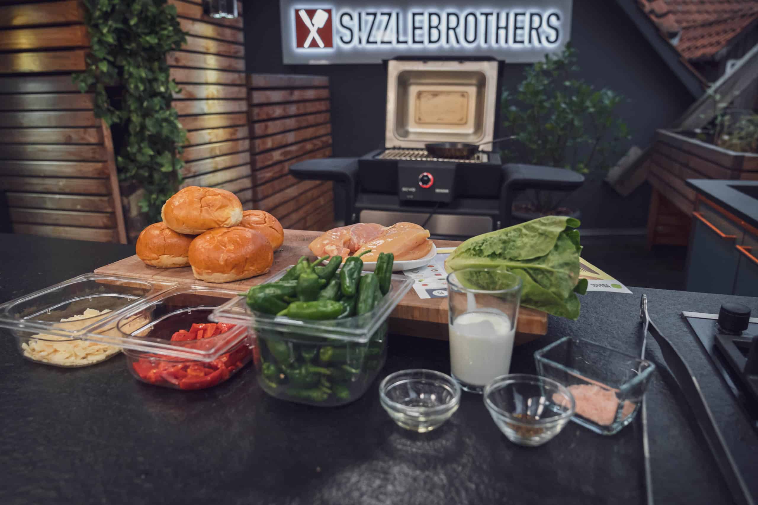Zu sehen sind die Zutaten für einen Hähnchen Burger