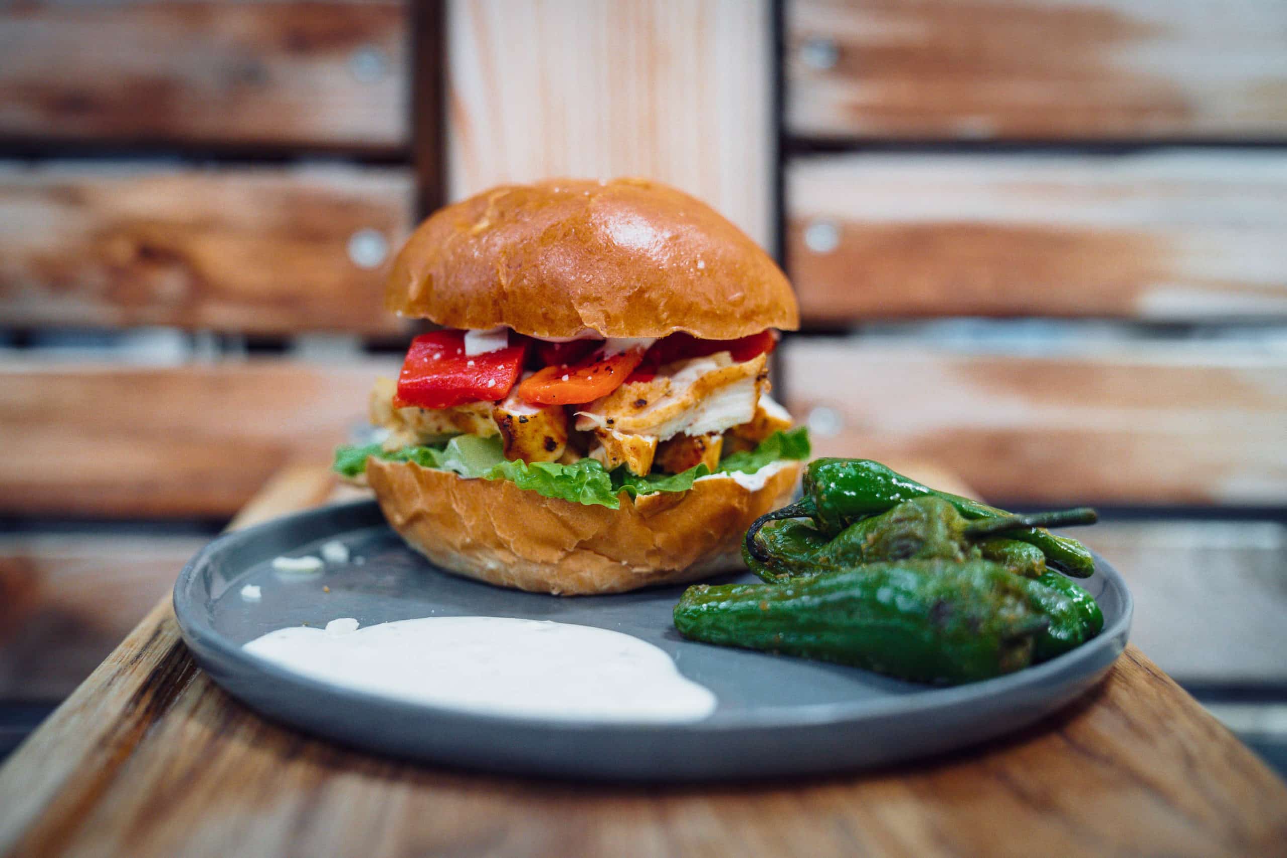 Hähnchen Burger mit Bratpaprika