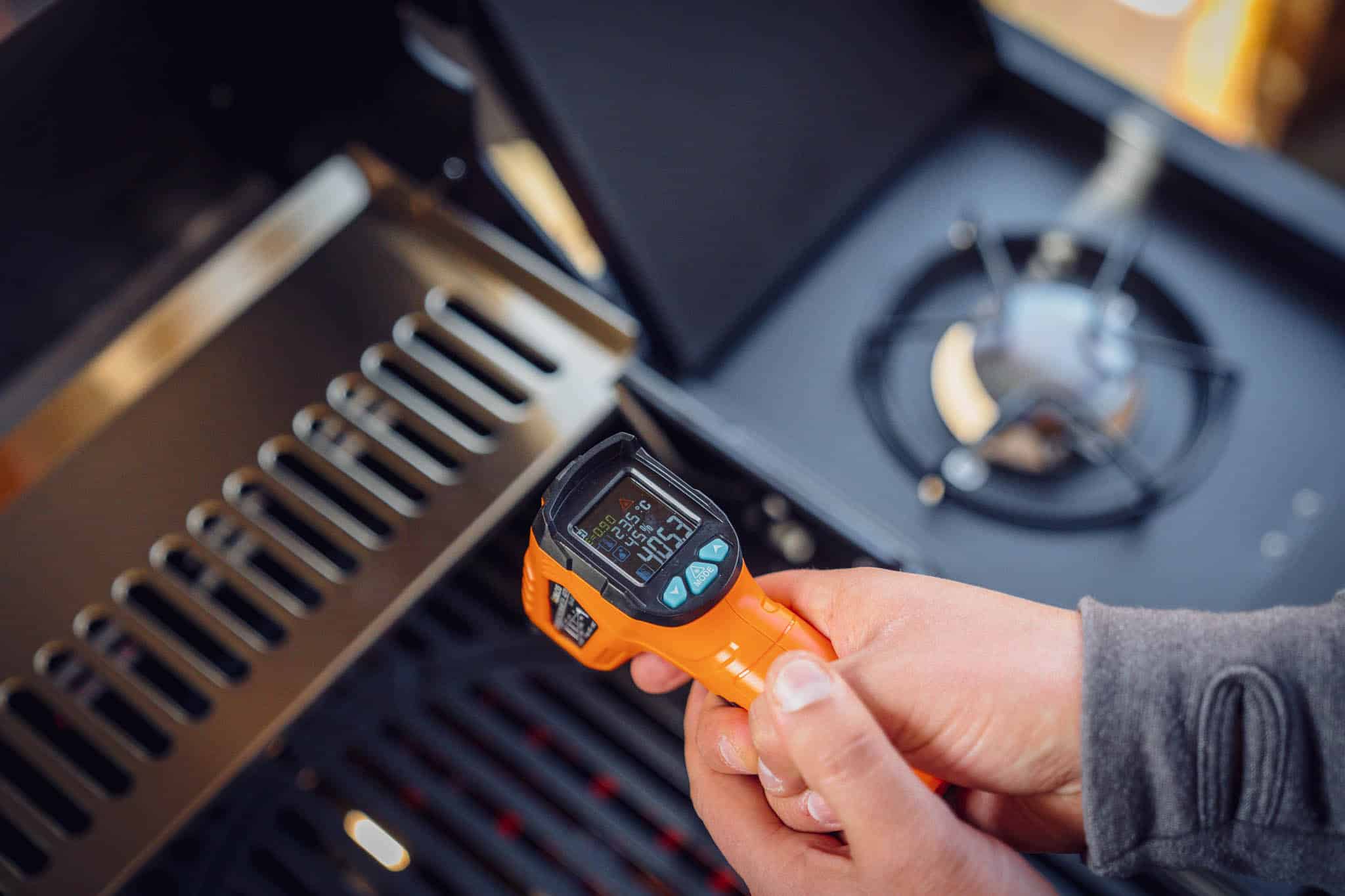 Temperatur beim Enders Grill wird gemessen