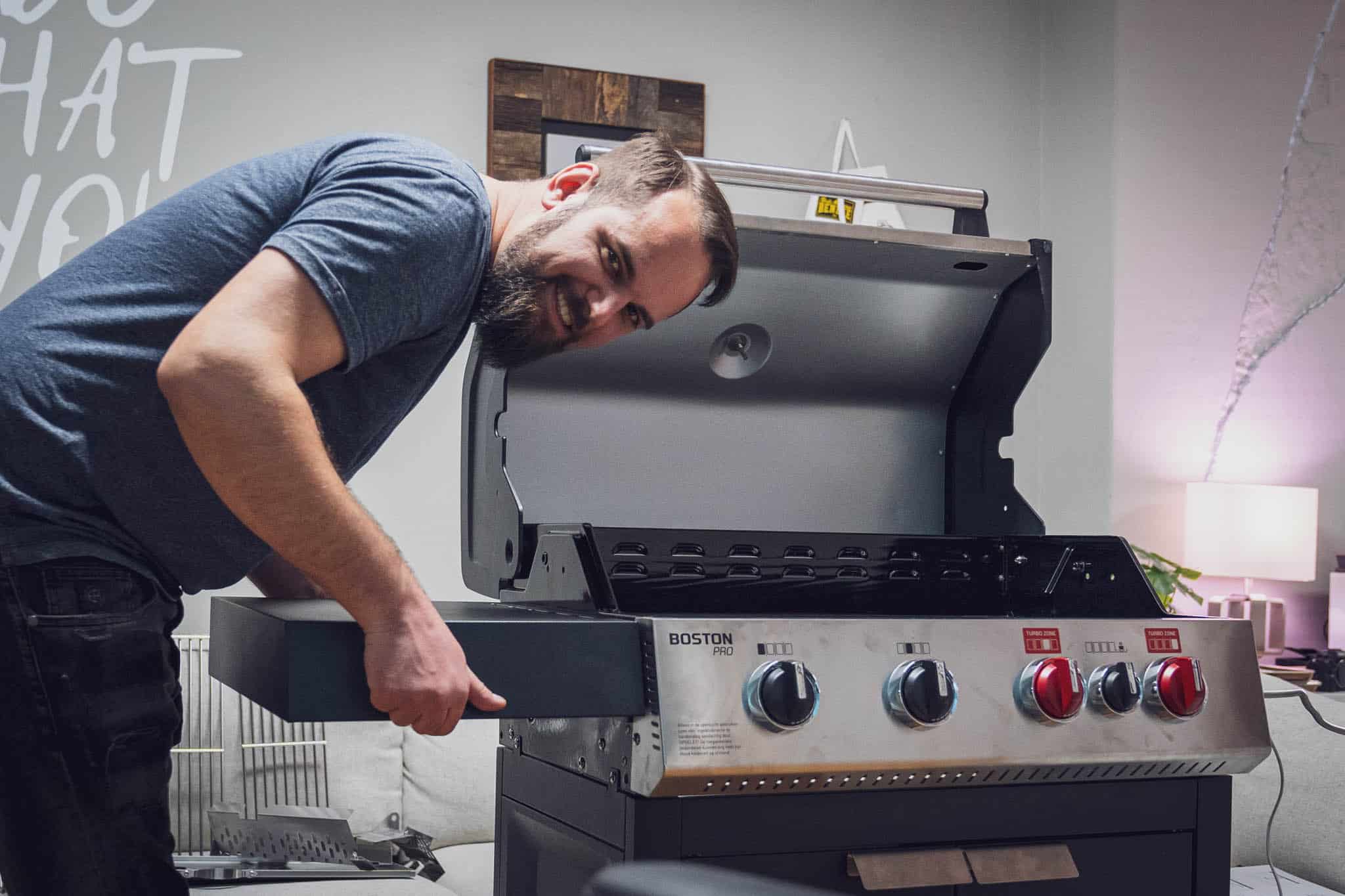 Hannes baut den Grill auf