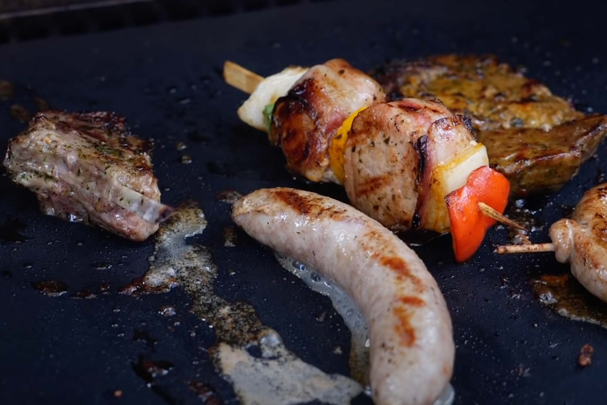 Fleisch auf der Grillmatte