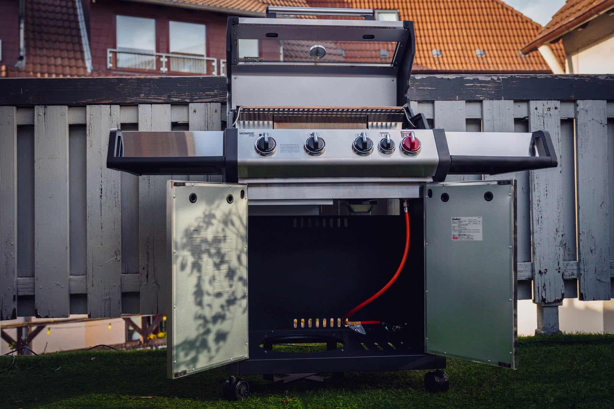 Der aufgeklappte Gasgrill