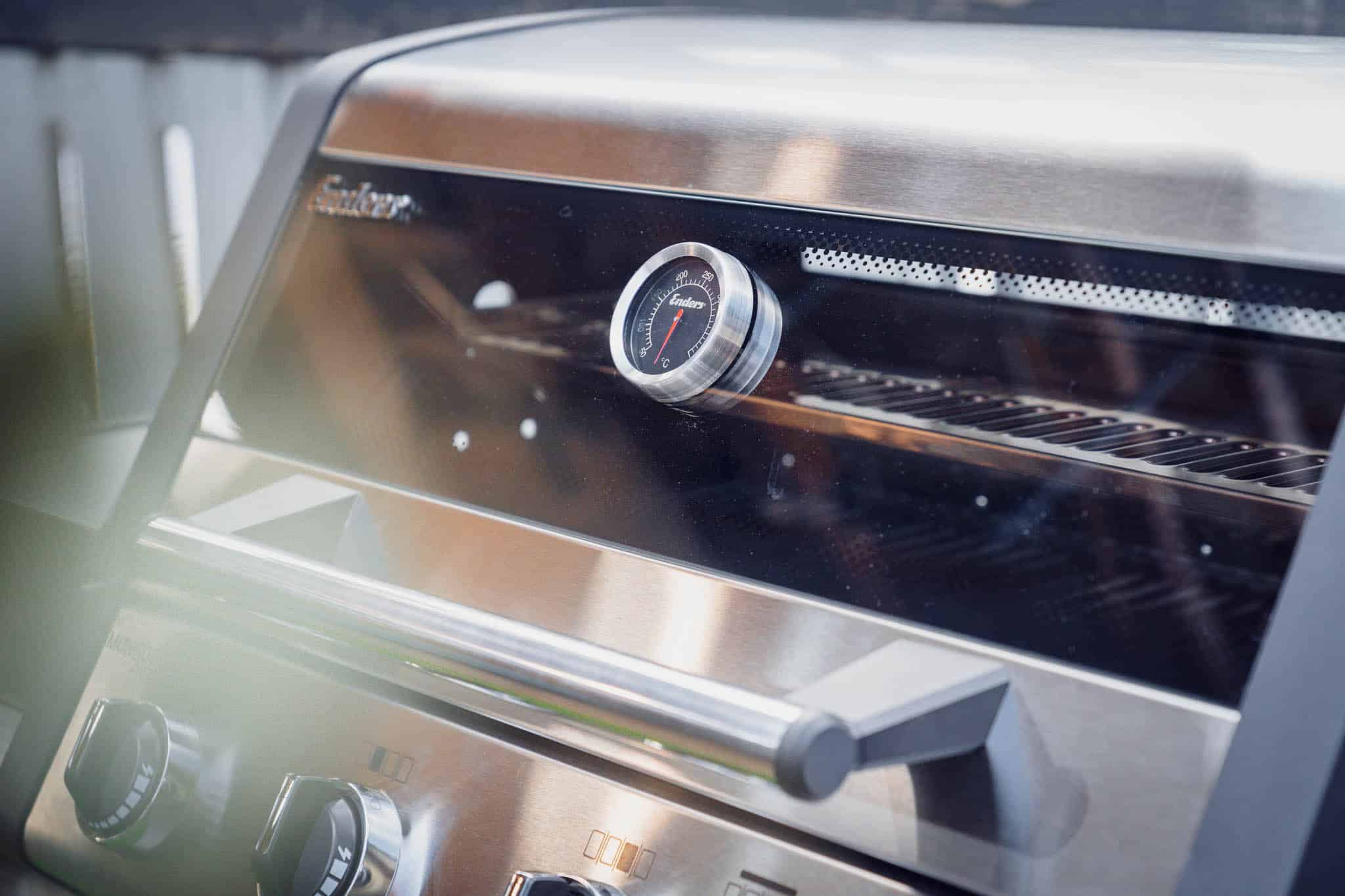 Thermometer im Gasgrilldeckel