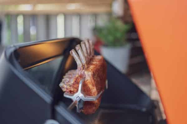 Das Schweinekarree dreht auf dem Drehspieß