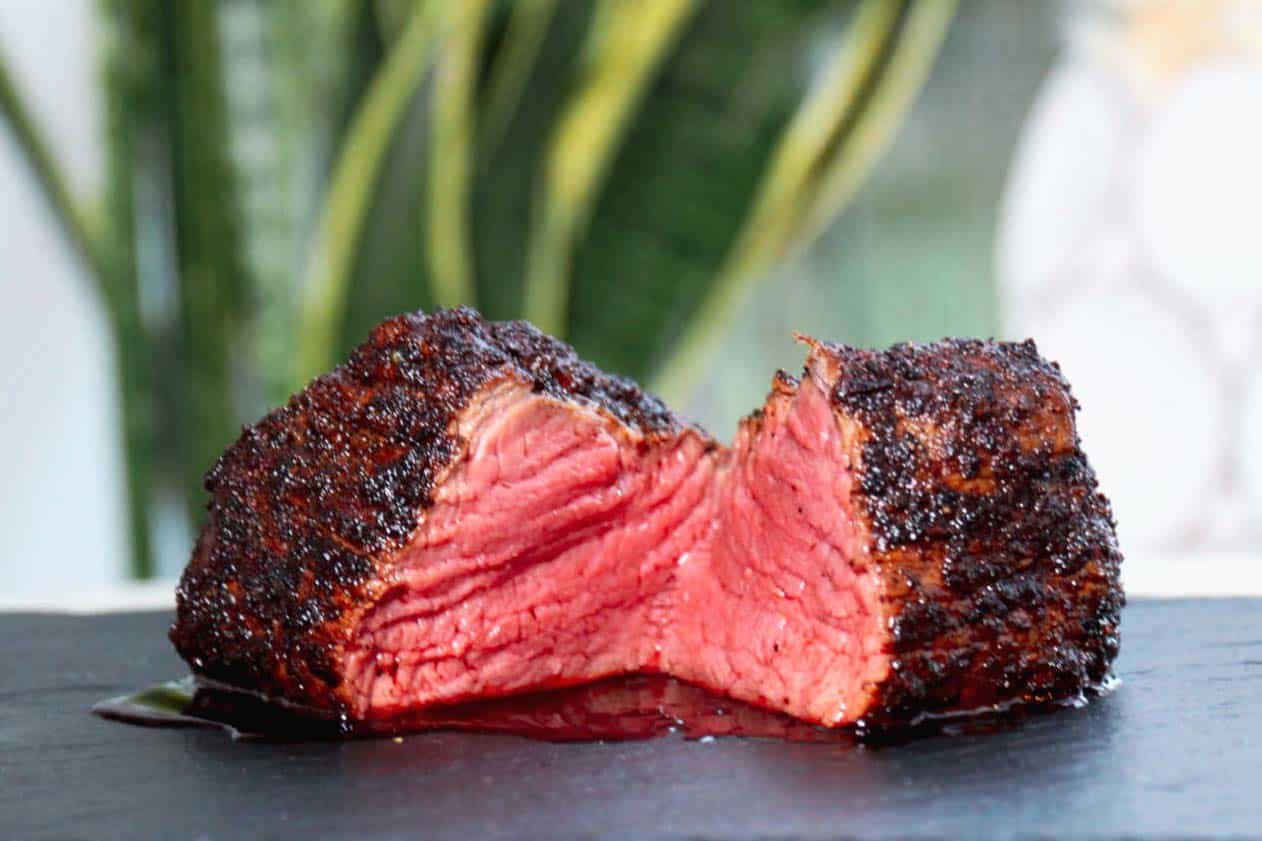 Rinderfilet aufgeschnitten mit Kaffee-Rub