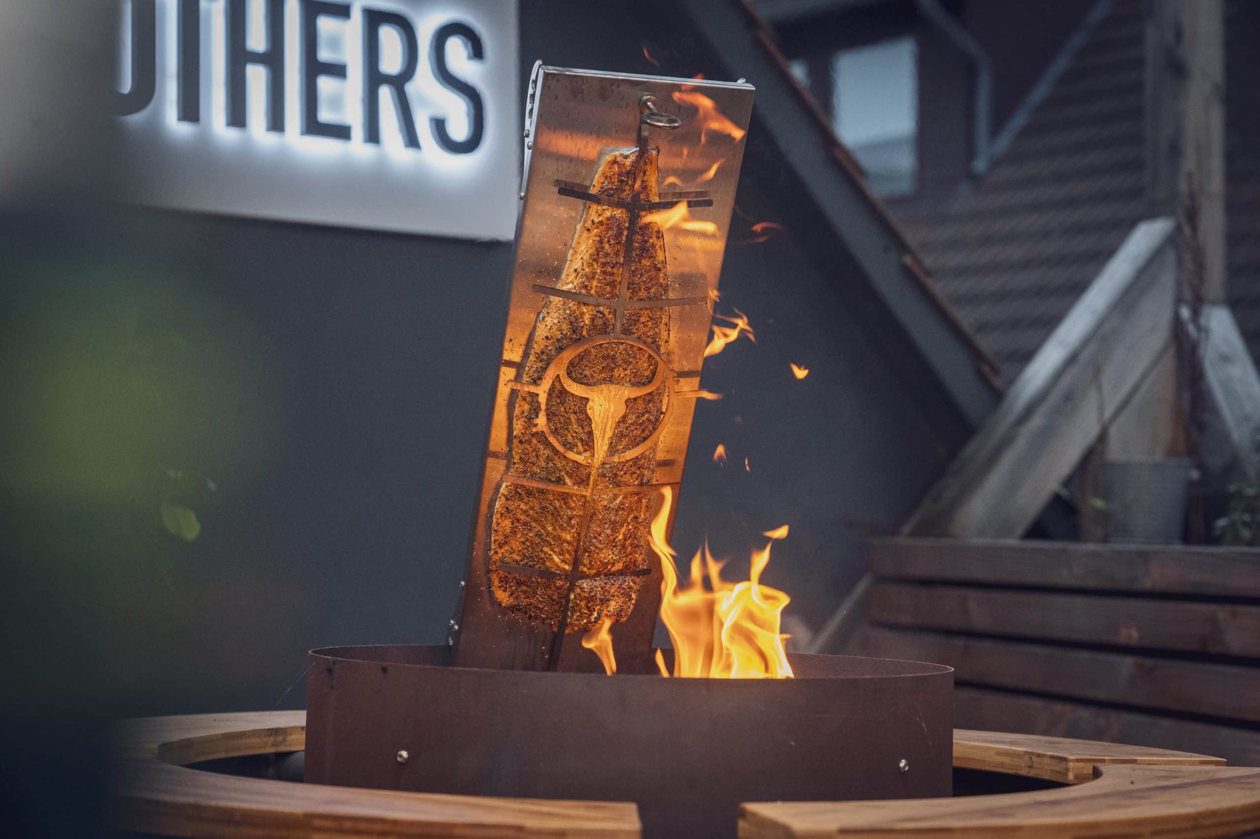 Flammlachs über dem Feuer
