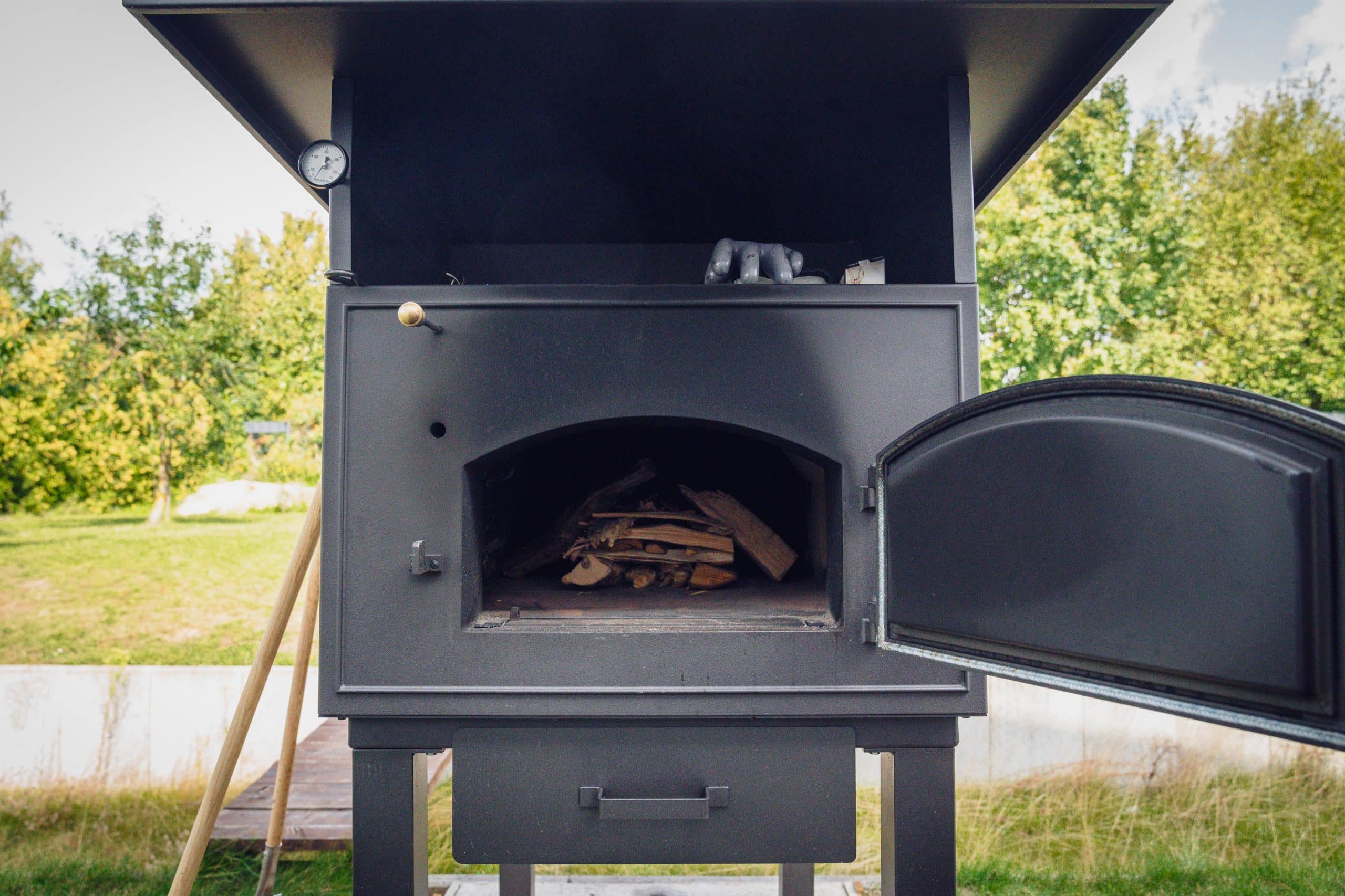 Der Holzbackofen ist mit Holz befüllt